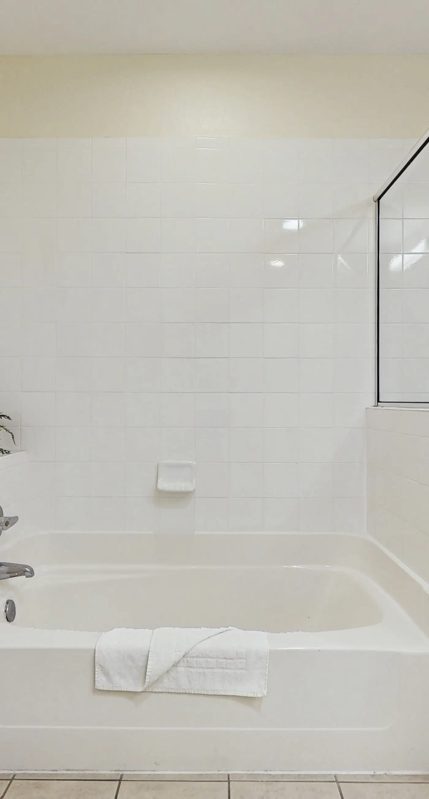 2nd floor condo w/ hot tub, shared pools, balcony, sauna, gym, near theme parks