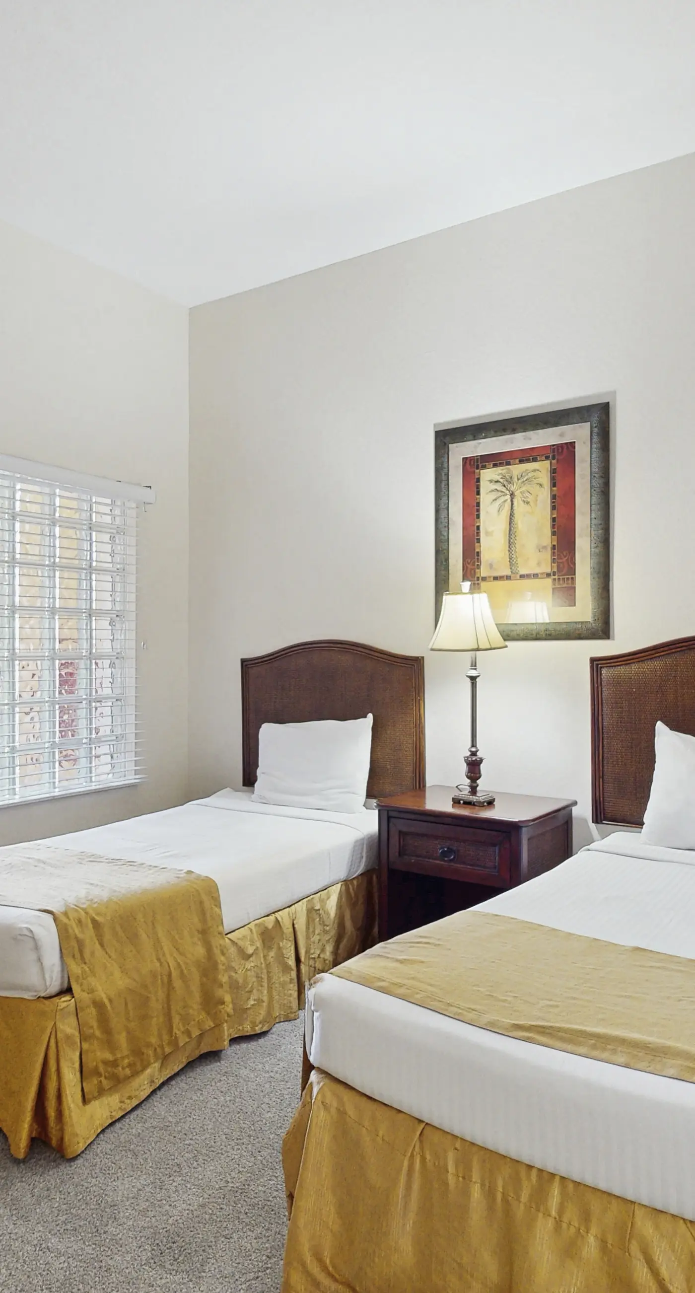 2nd floor condo w/ hot tub, shared pools, balcony, sauna, gym, near theme parks