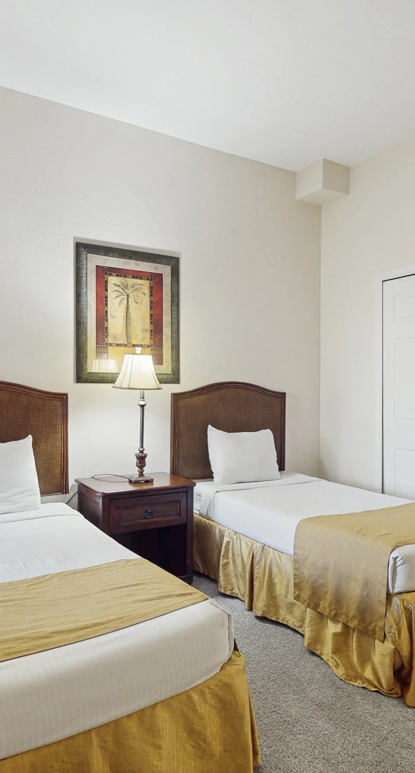 2nd floor condo w/ hot tub, shared pools, balcony, sauna, gym, near theme parks