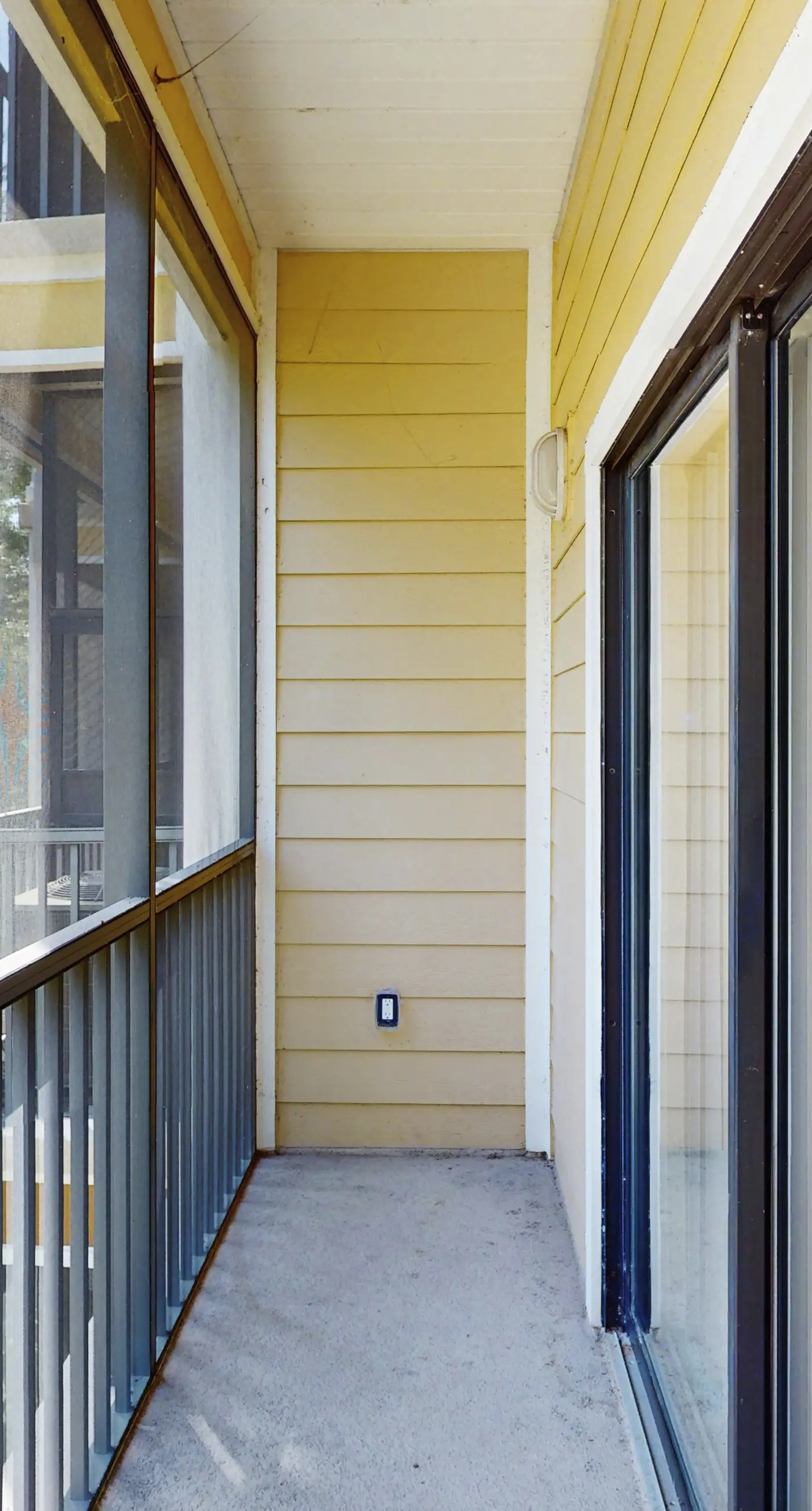 2nd floor condo w/ hot tub, shared pools, balcony, sauna, gym, near theme parks