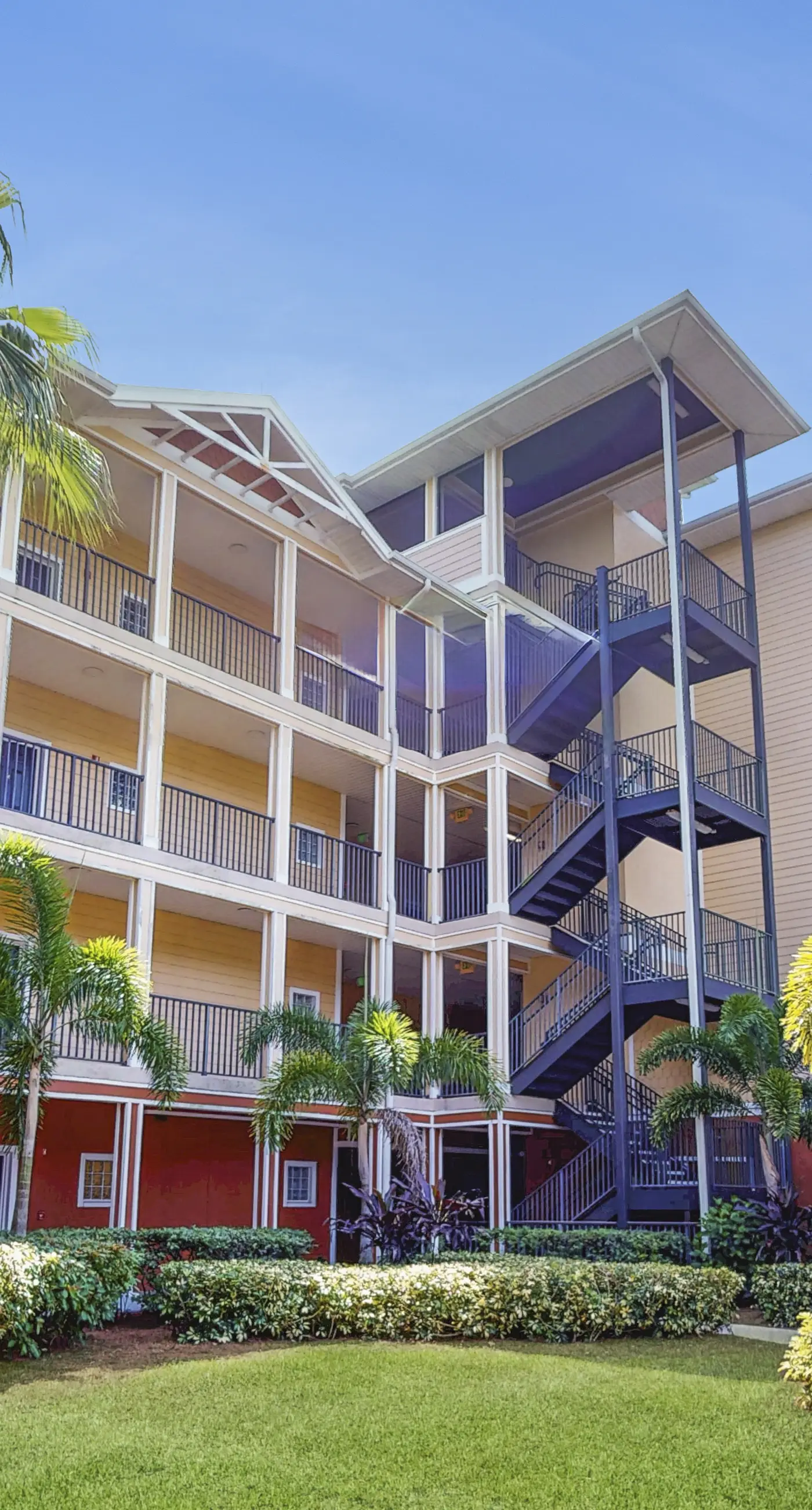 2nd floor condo w/ hot tub, shared pools, balcony, sauna, gym, near theme parks