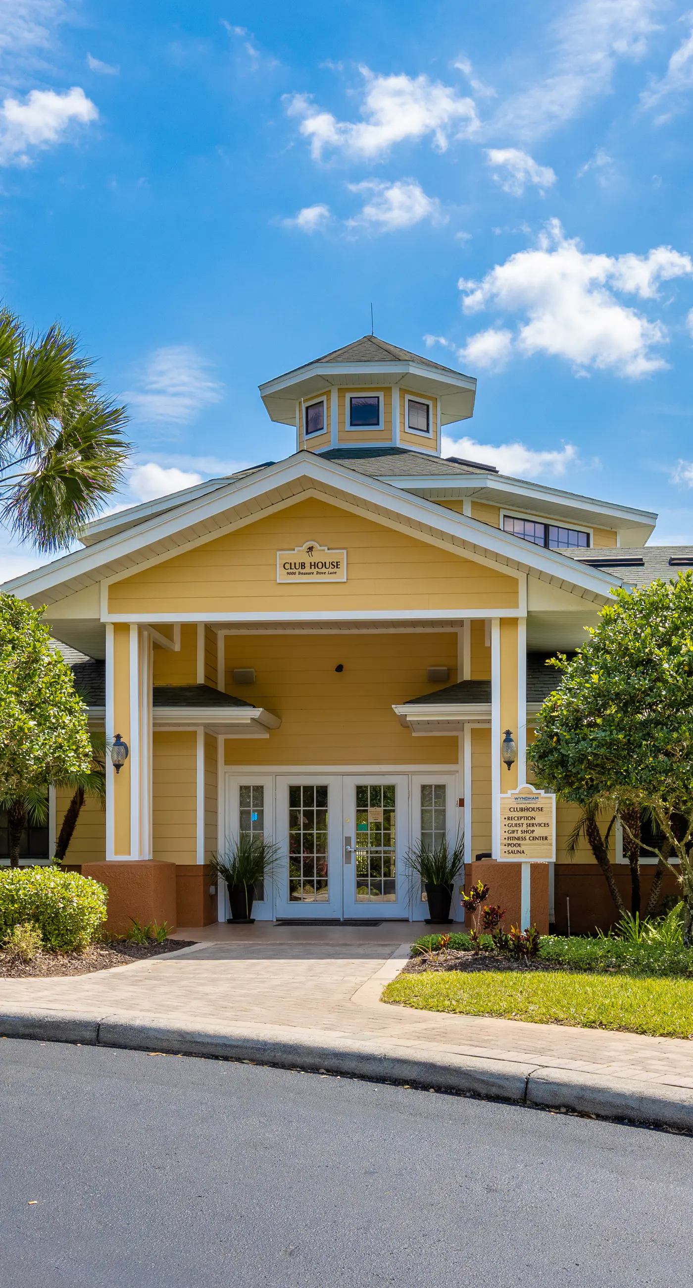 2nd floor condo w/ hot tub, shared pools, balcony, sauna, gym, near theme parks