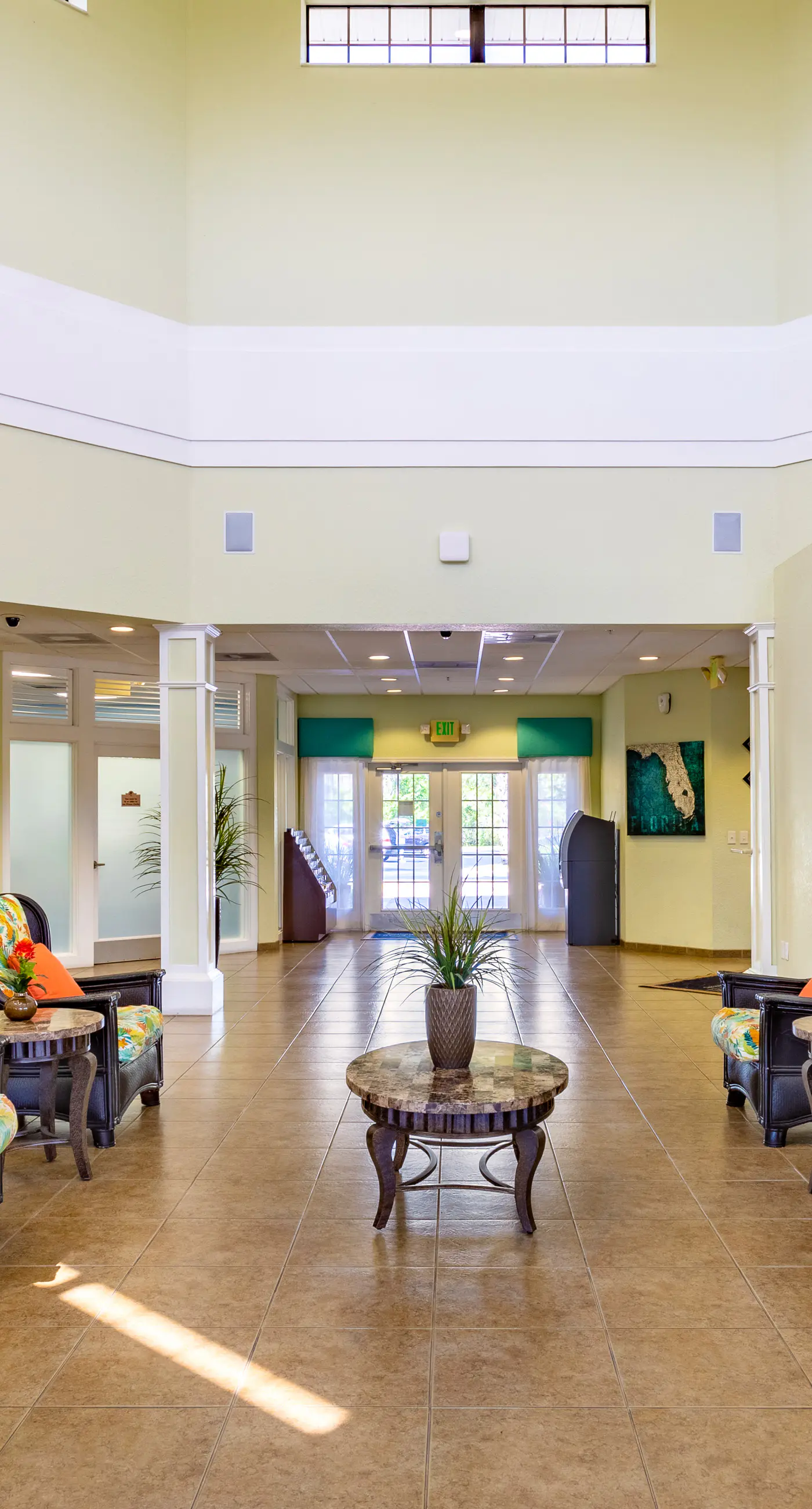 2nd floor condo w/ hot tub, shared pools, balcony, sauna, gym, near theme parks