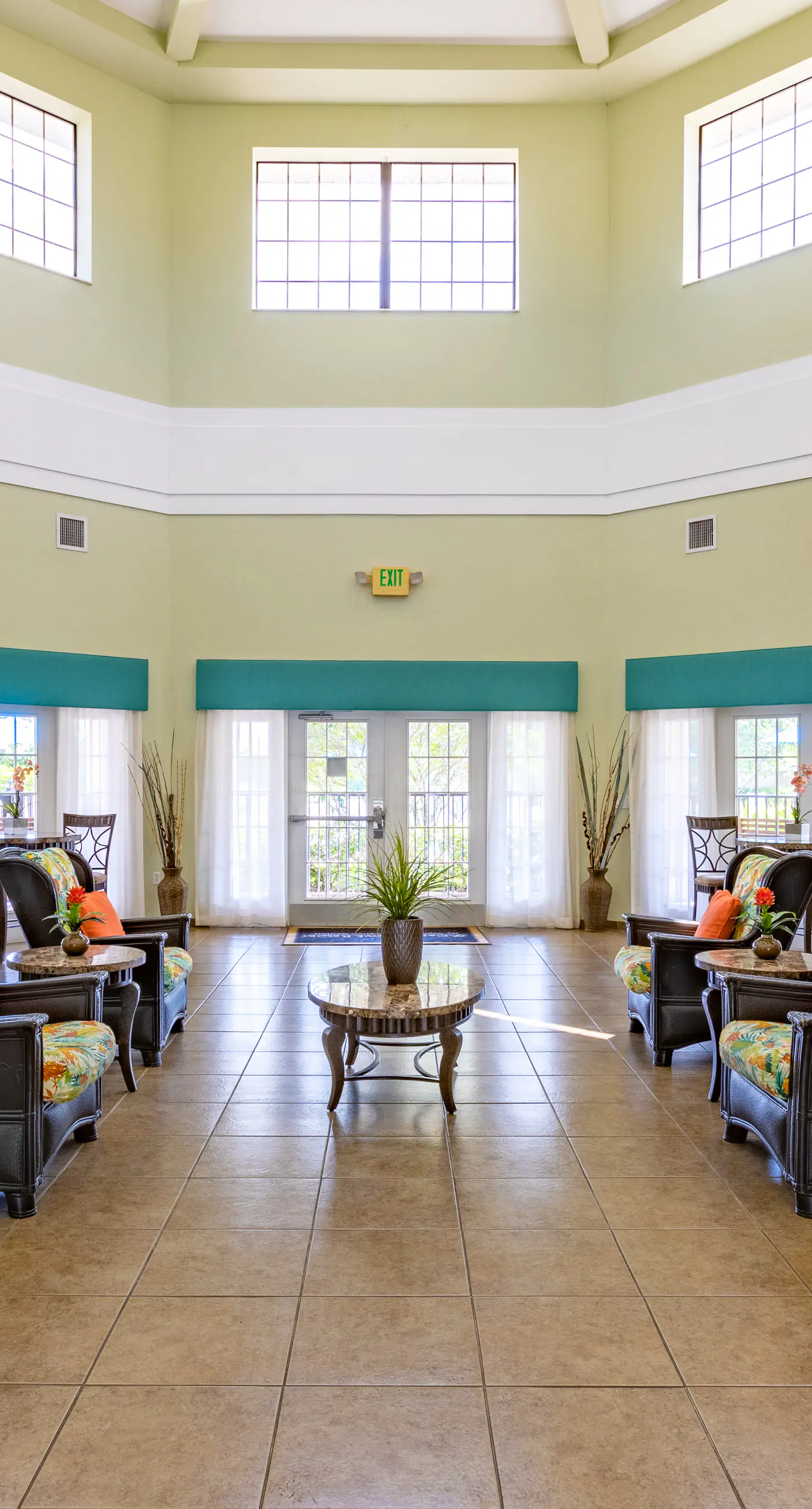 2nd floor condo w/ hot tub, shared pools, balcony, sauna, gym, near theme parks