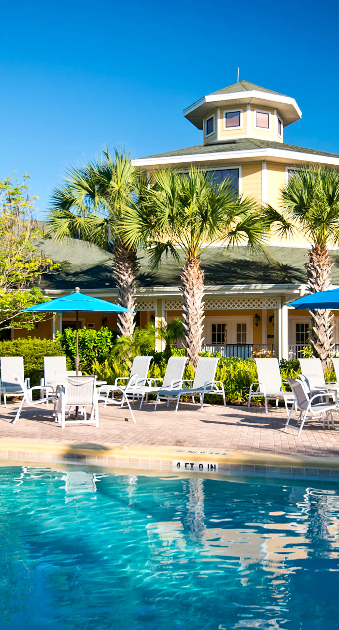 2nd floor condo w/ hot tub, shared pools, balcony, sauna, gym, near theme parks