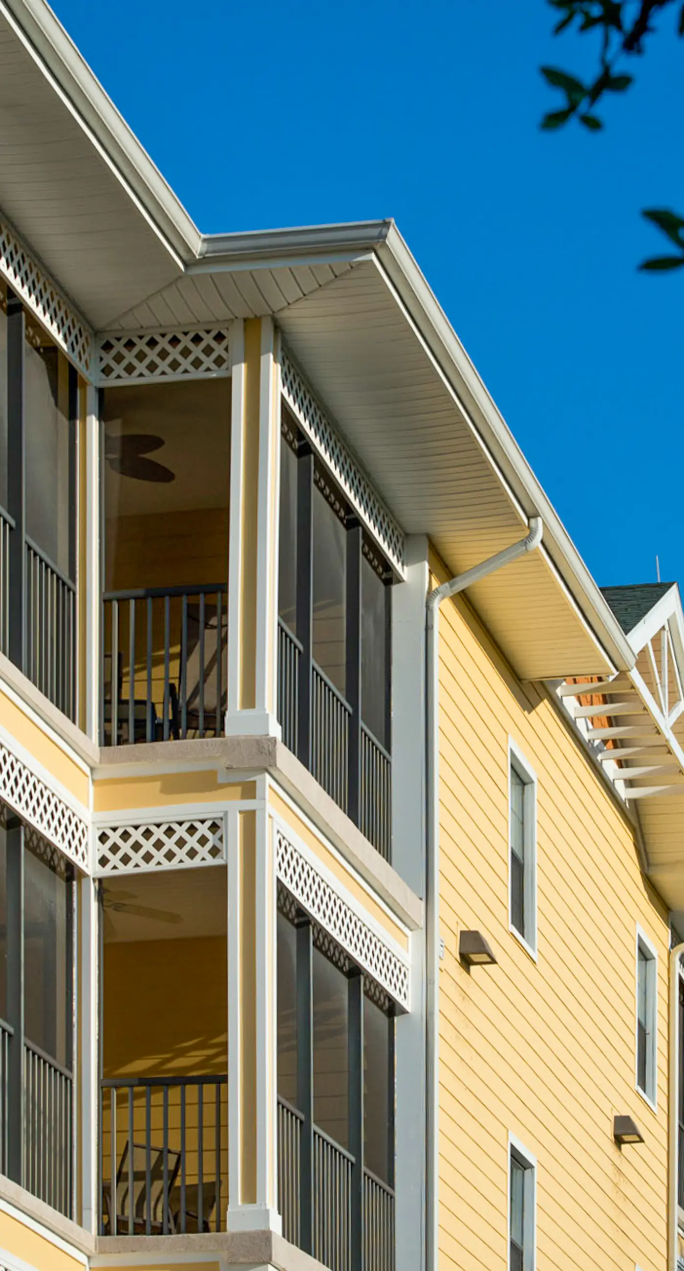 2nd floor condo w/ hot tub, shared pools, balcony, sauna, gym, near theme parks