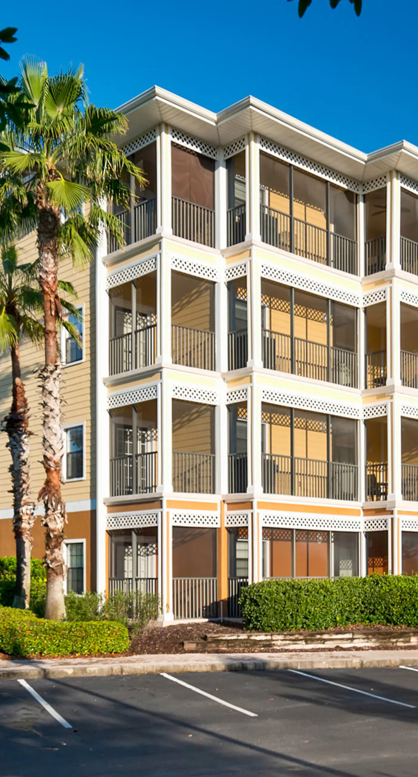 2nd floor condo w/ hot tub, shared pools, balcony, sauna, gym, near theme parks