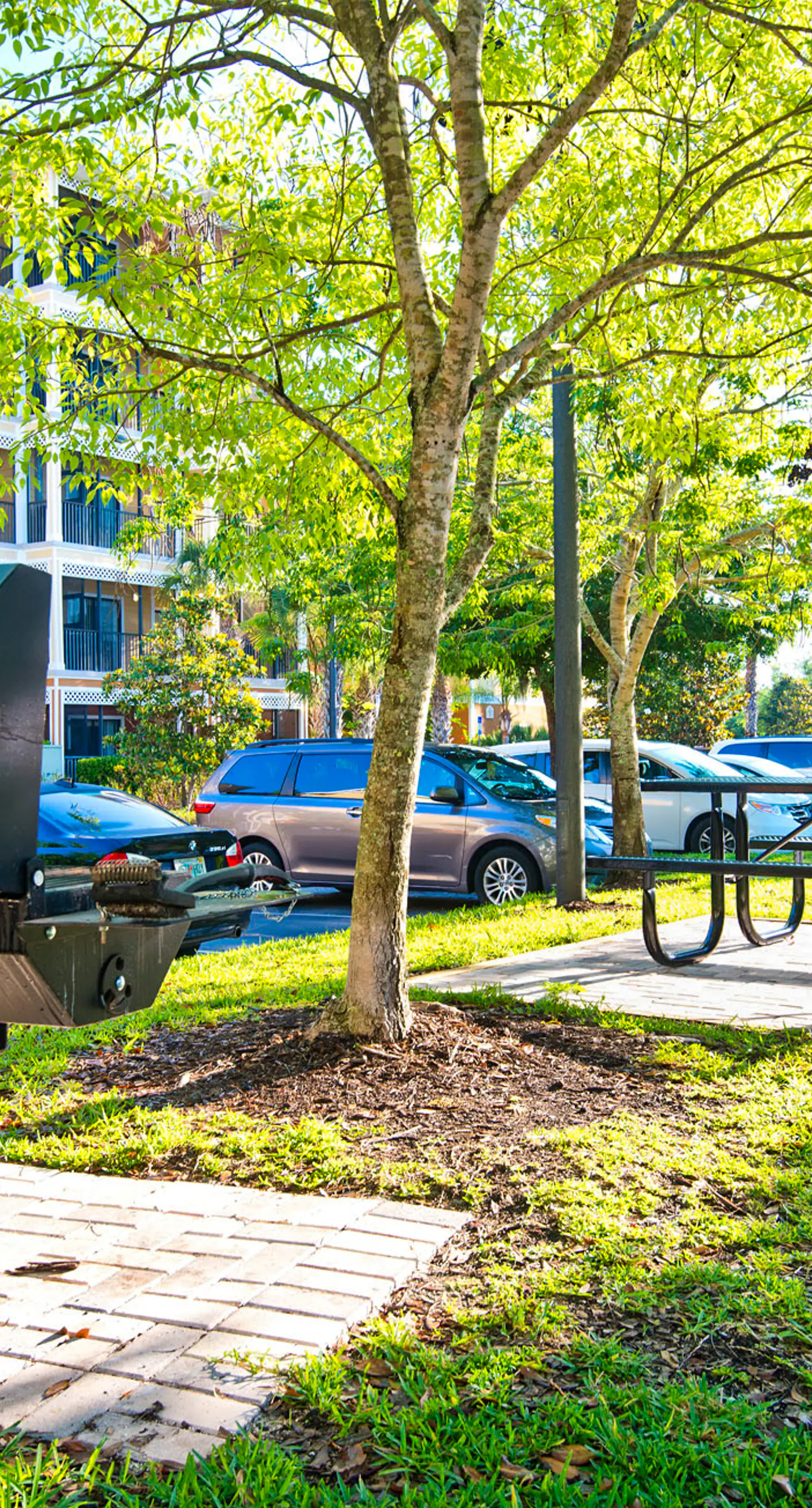 2nd floor condo w/ hot tub, shared pools, balcony, sauna, gym, near theme parks