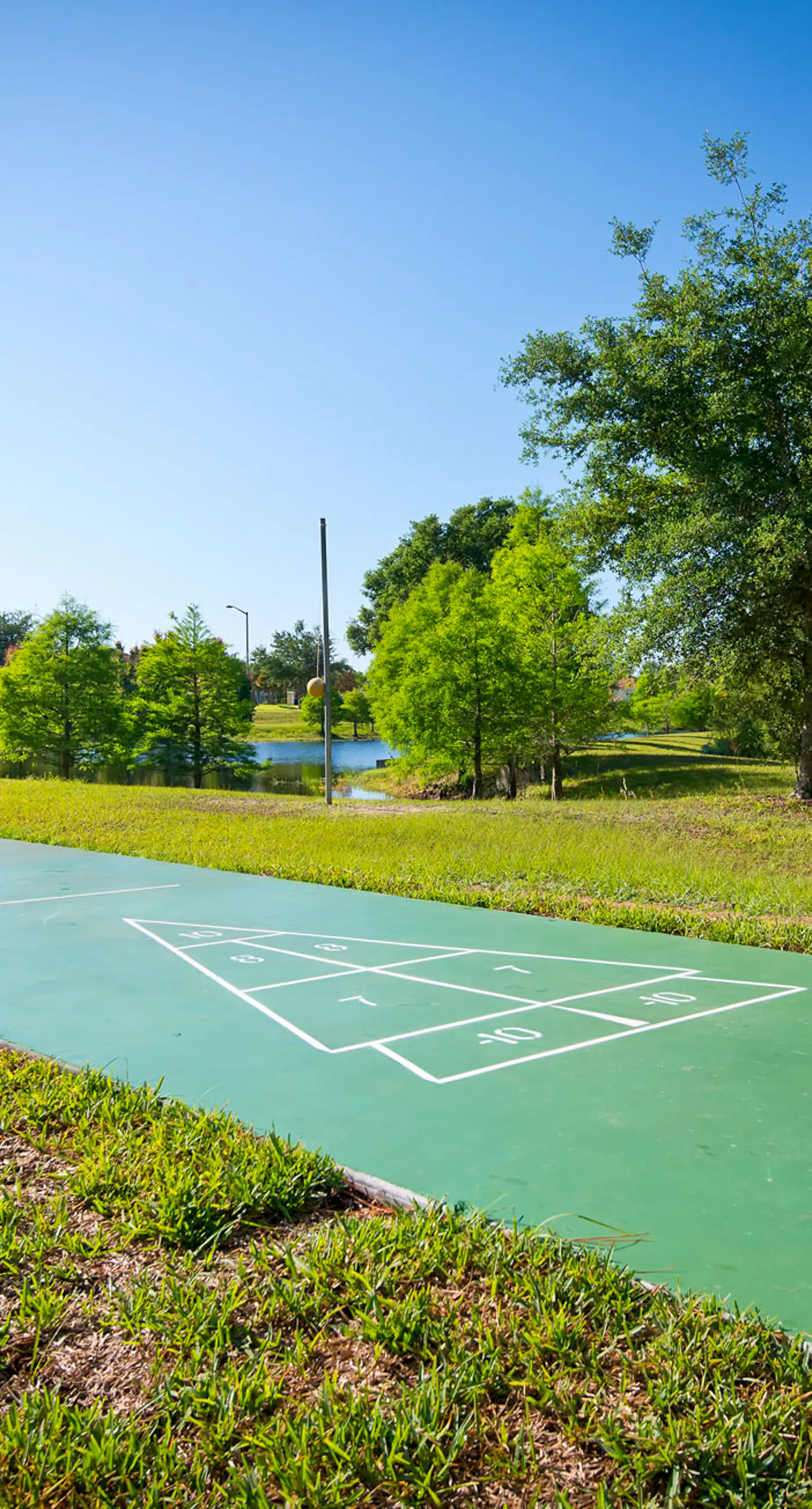 2nd floor condo w/ hot tub, shared pools, balcony, sauna, gym, near theme parks
