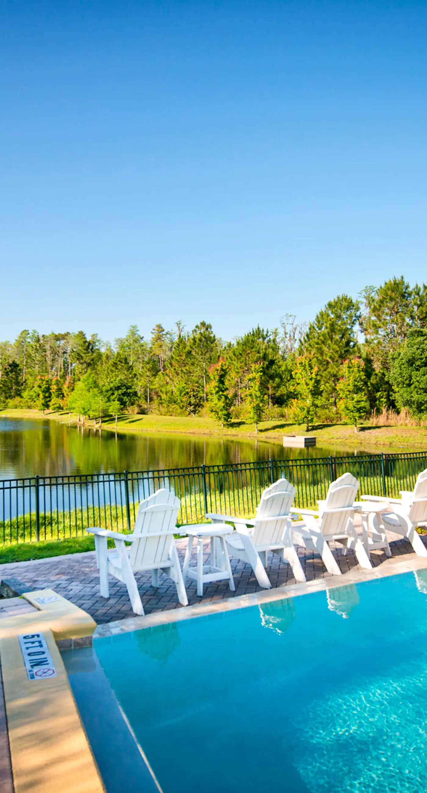 2nd floor condo w/ hot tub, shared pools, balcony, sauna, gym, near theme parks