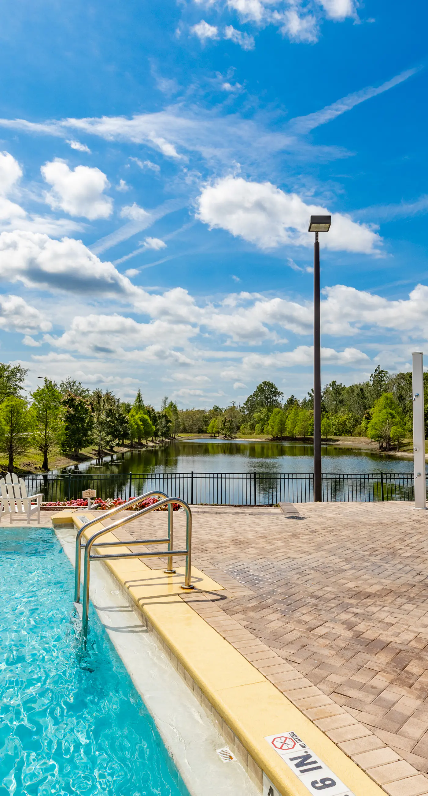 2nd floor condo w/ hot tub, shared pools, balcony, sauna, gym, near theme parks