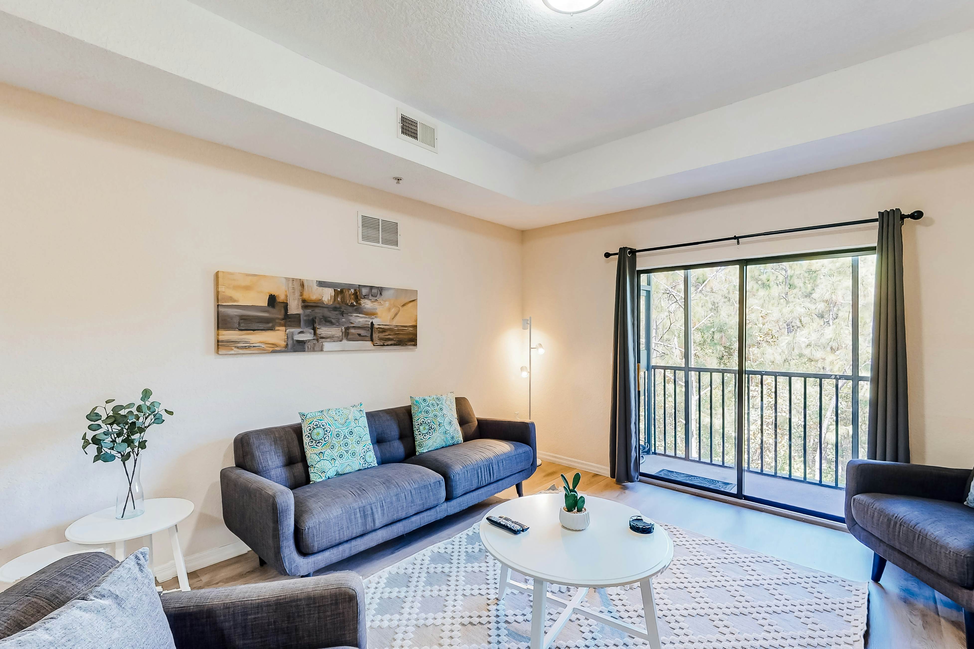 4th Floor Condo w/ sauna, gym, shared pools, balcony, hot tub, near theme parks