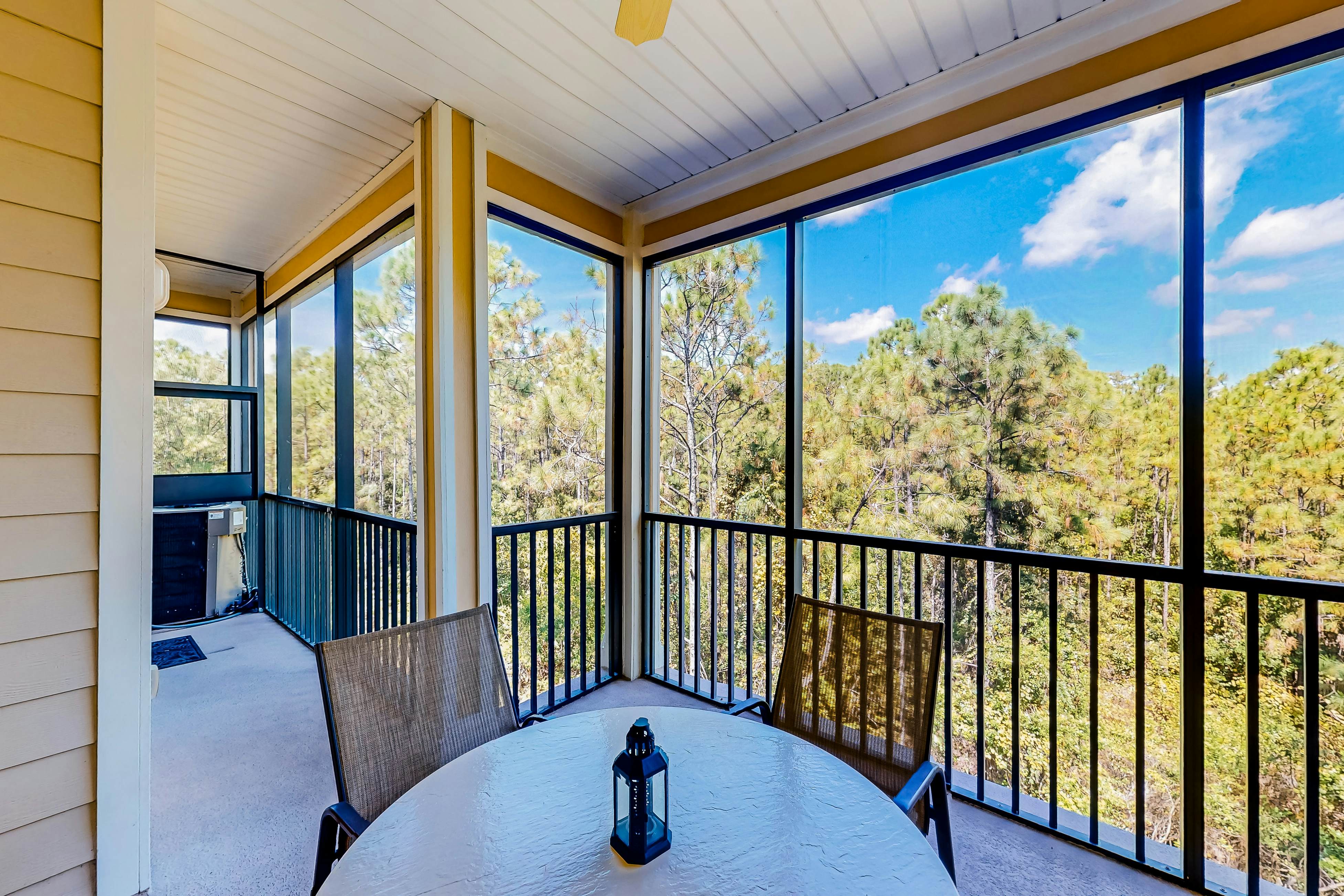 4th Floor Condo w/ sauna, gym, shared pools, balcony, hot tub, near theme parks