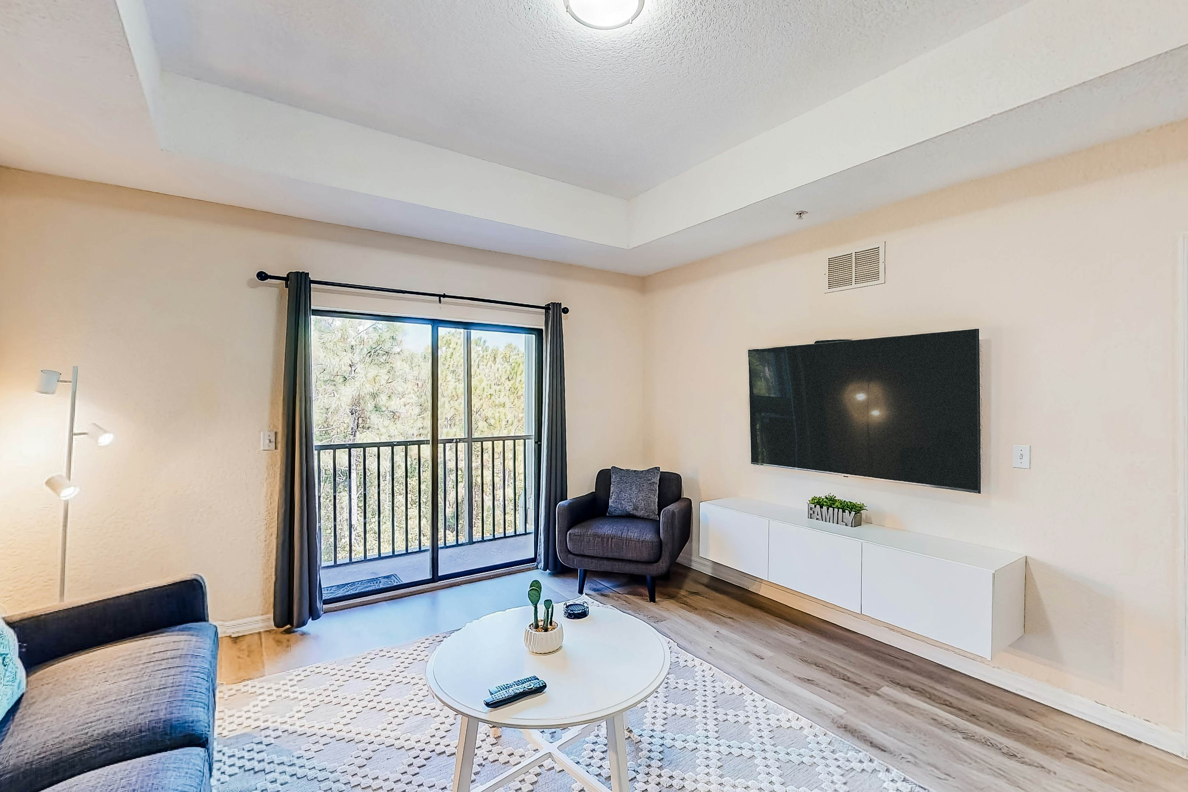 4th Floor Condo w/ sauna, gym, shared pools, balcony, hot tub, near theme parks