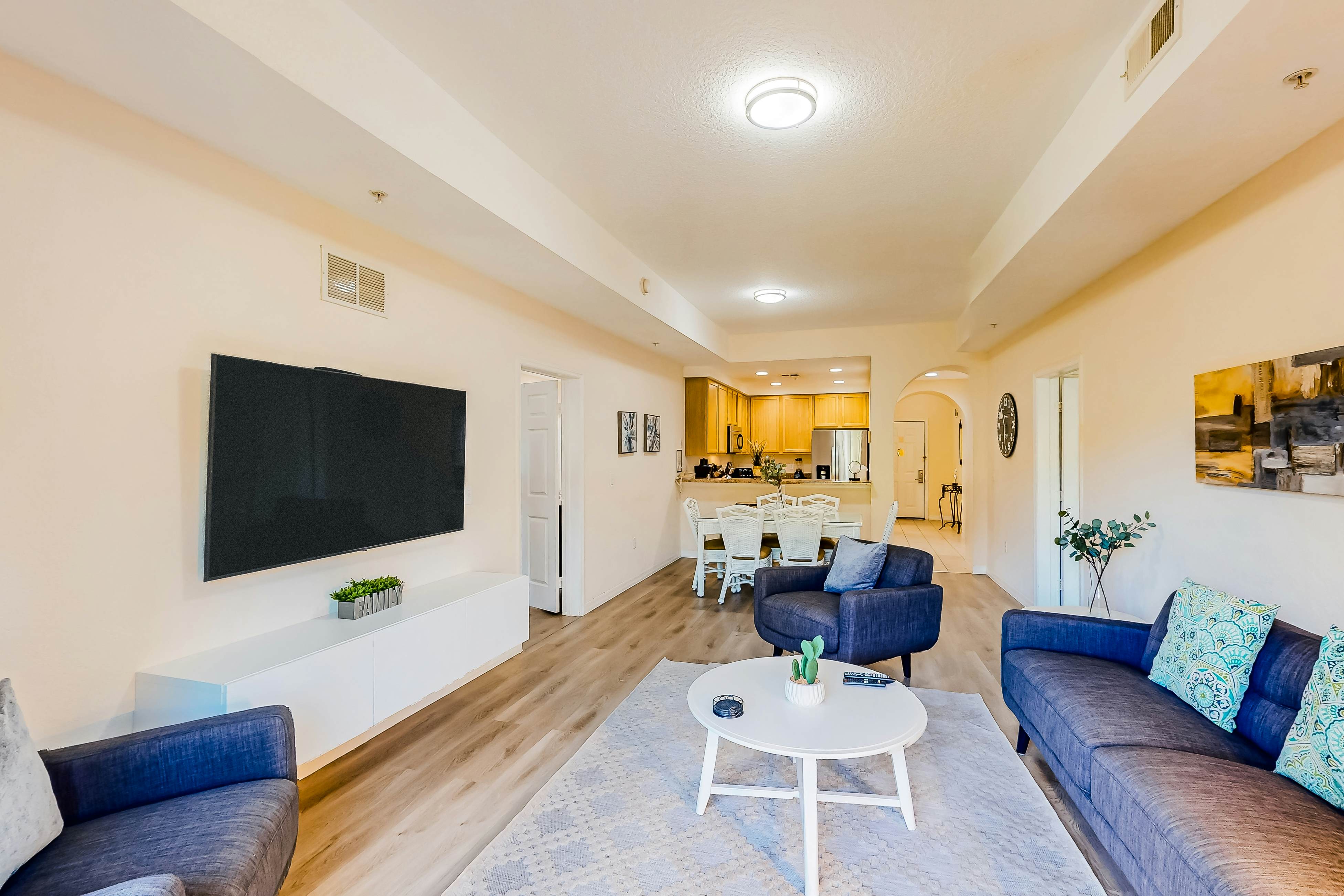 4th Floor Condo w/ sauna, gym, shared pools, balcony, hot tub, near theme parks