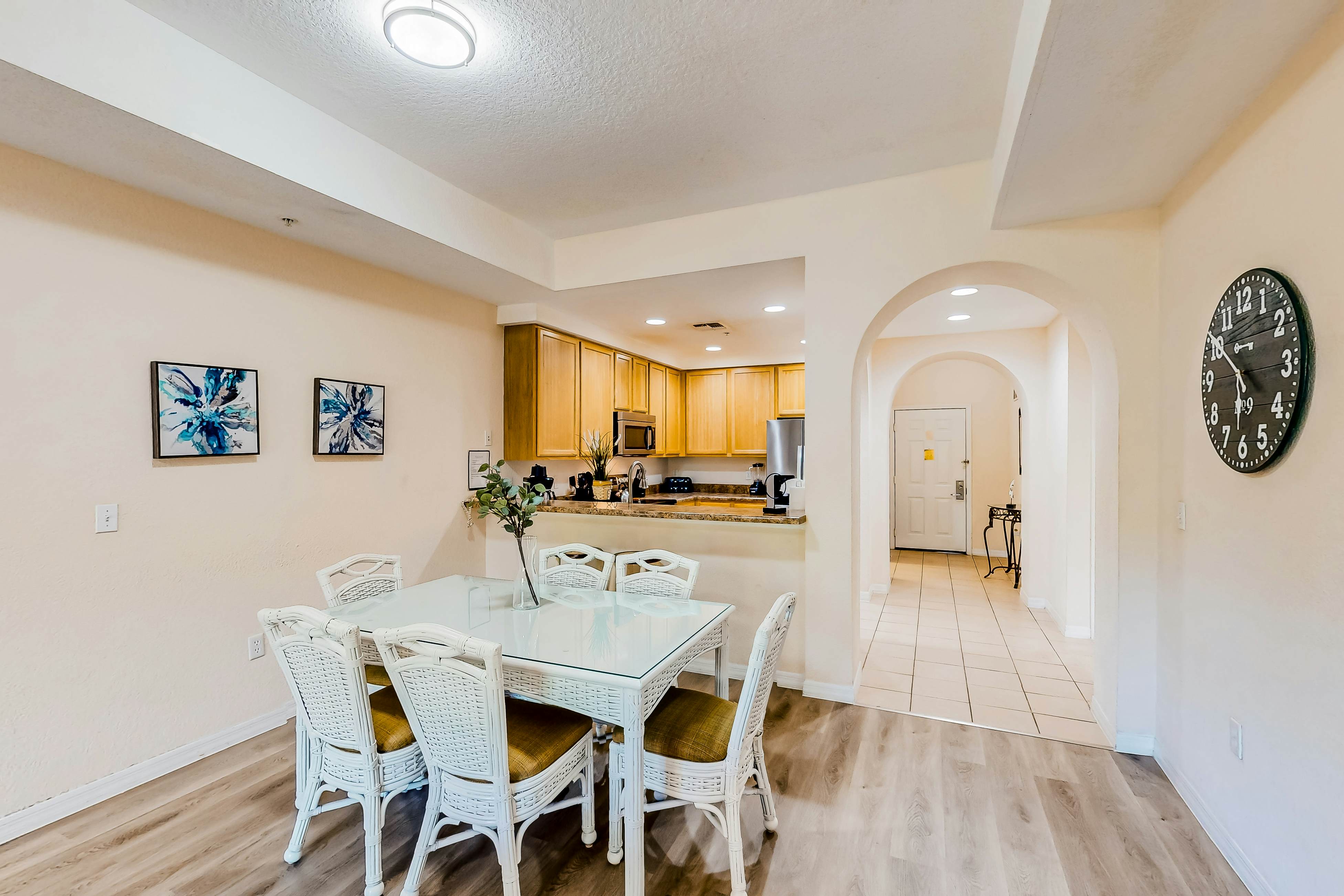 4th Floor Condo w/ sauna, gym, shared pools, balcony, hot tub, near theme parks