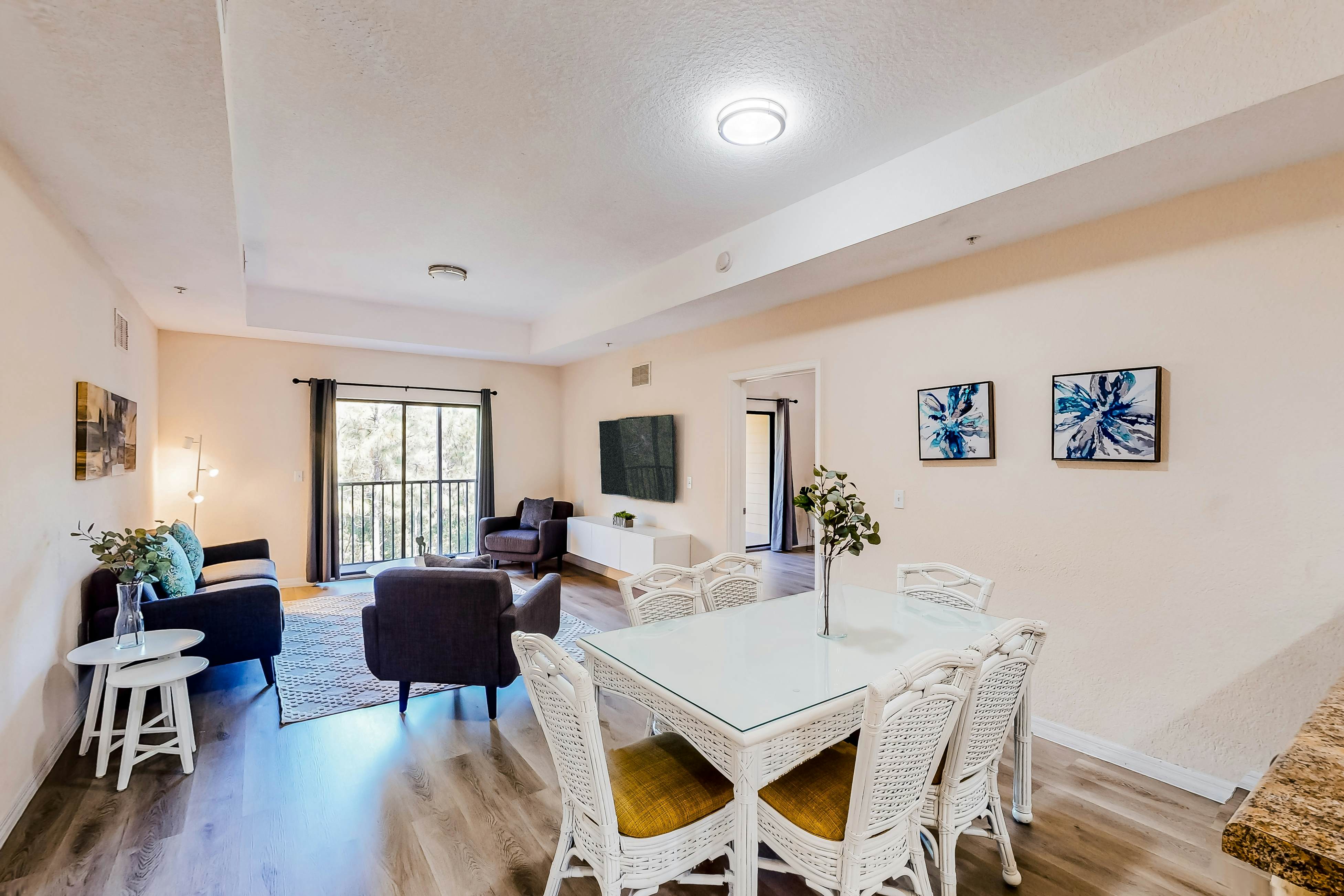 4th Floor Condo w/ sauna, gym, shared pools, balcony, hot tub, near theme parks