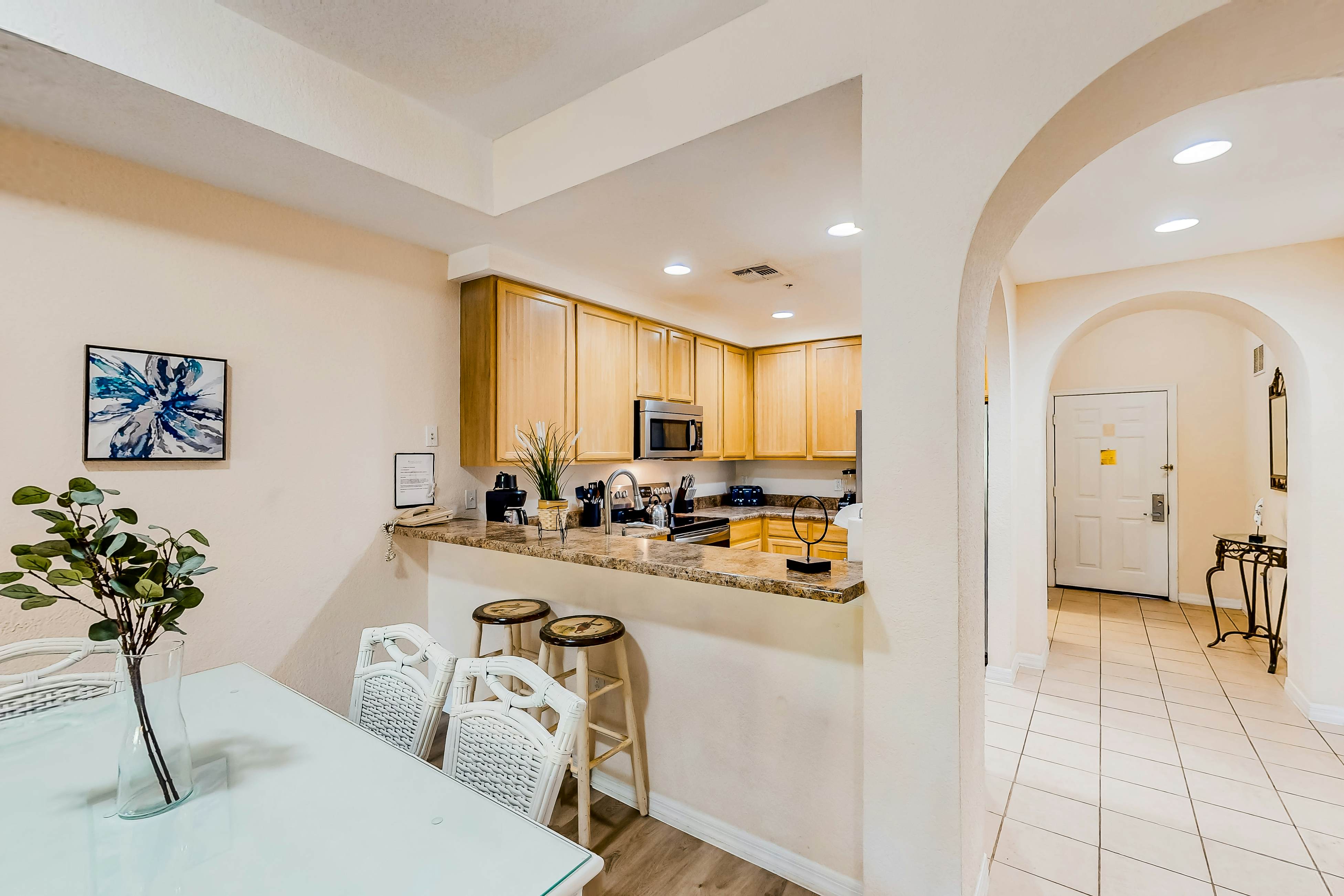 4th Floor Condo w/ sauna, gym, shared pools, balcony, hot tub, near theme parks