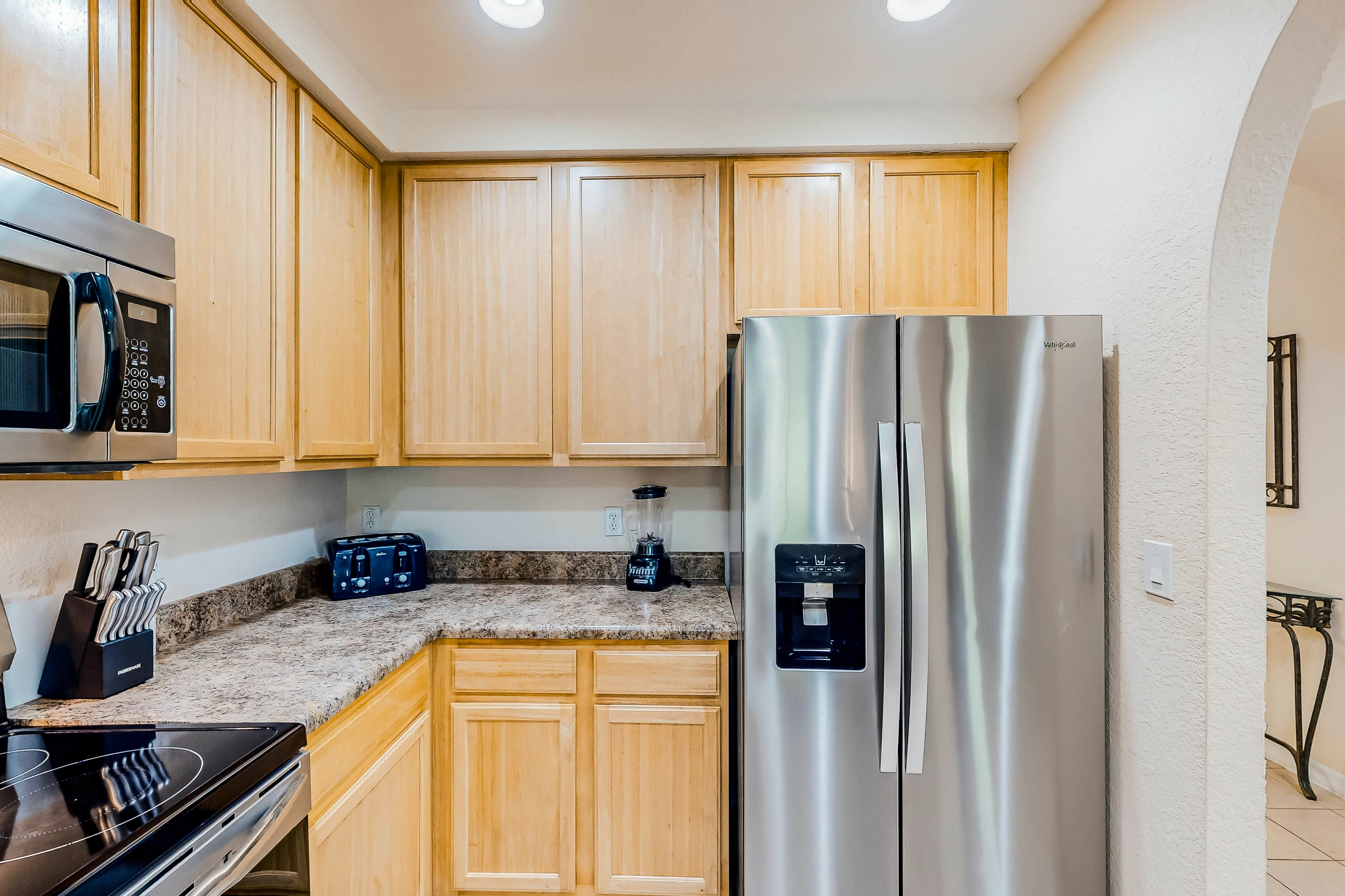 4th Floor Condo w/ sauna, gym, shared pools, balcony, hot tub, near theme parks