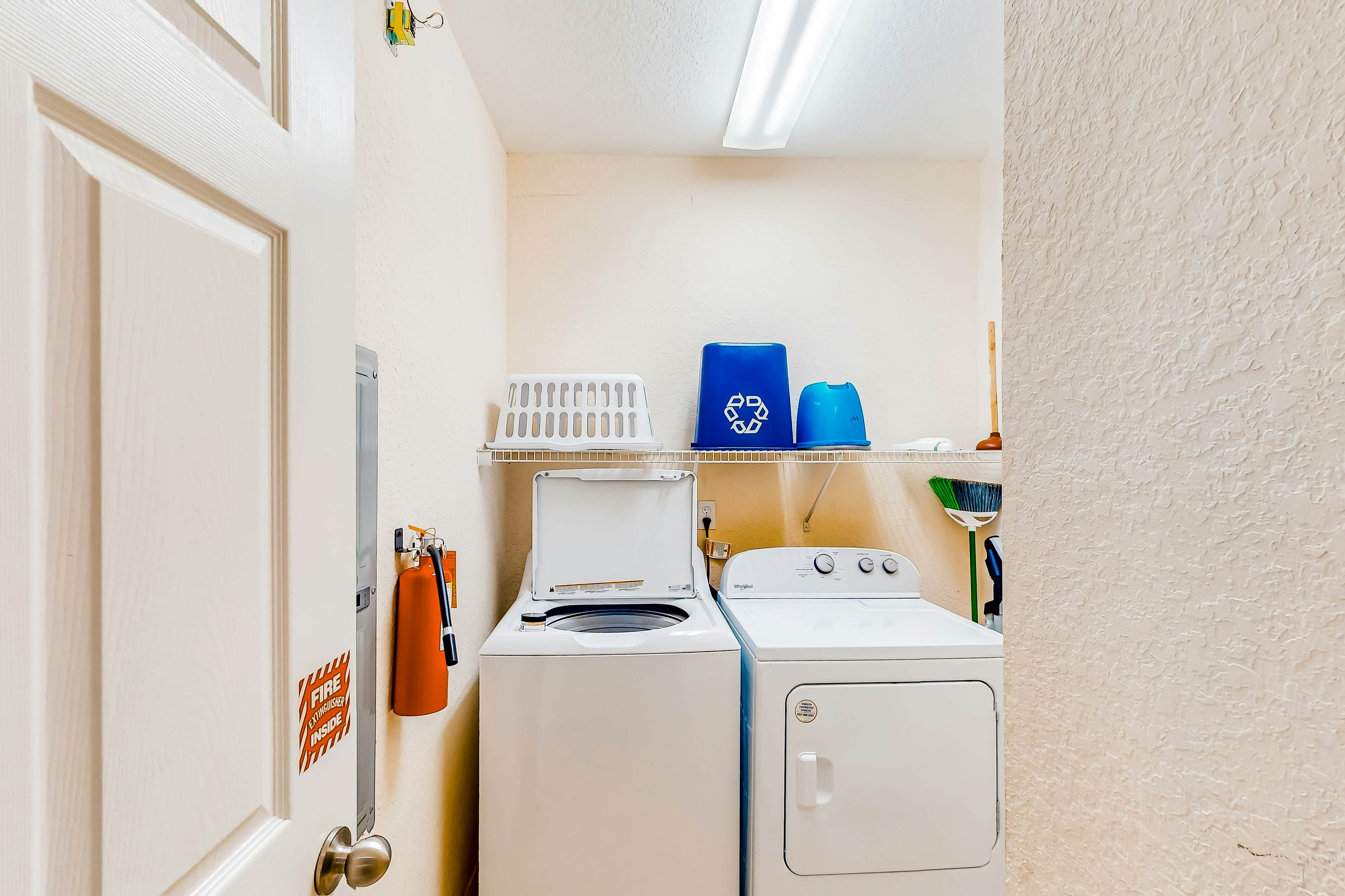 4th Floor Condo w/ sauna, gym, shared pools, balcony, hot tub, near theme parks