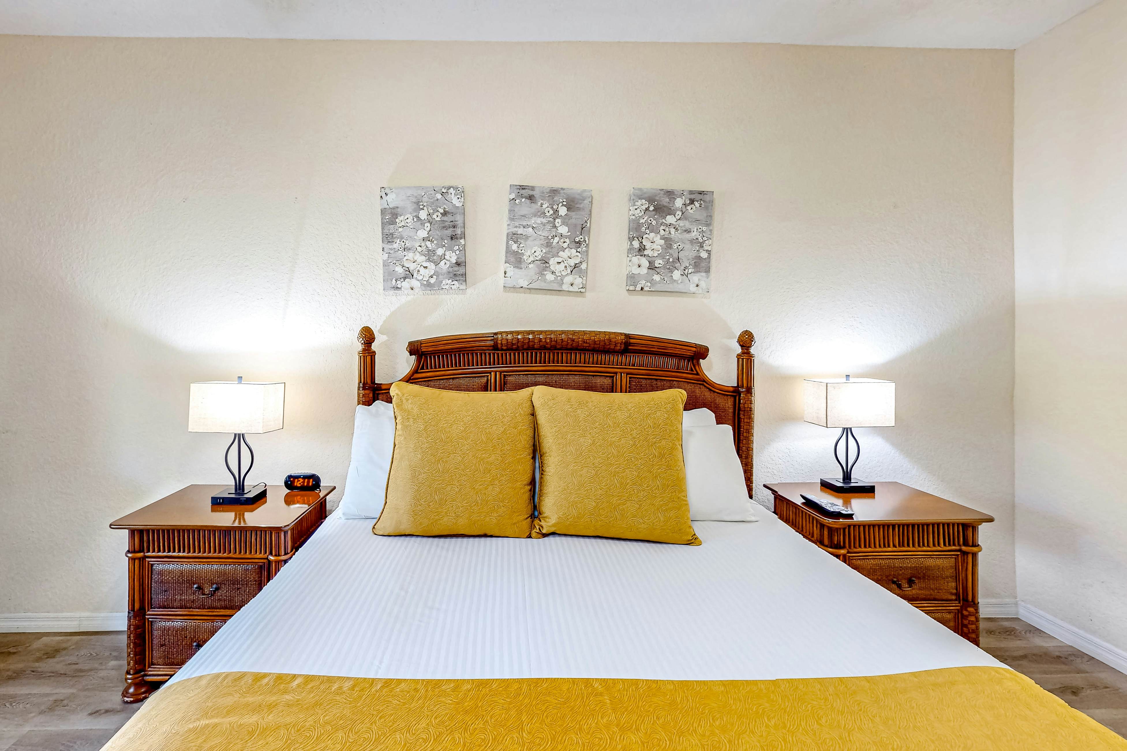 4th Floor Condo w/ sauna, gym, shared pools, balcony, hot tub, near theme parks