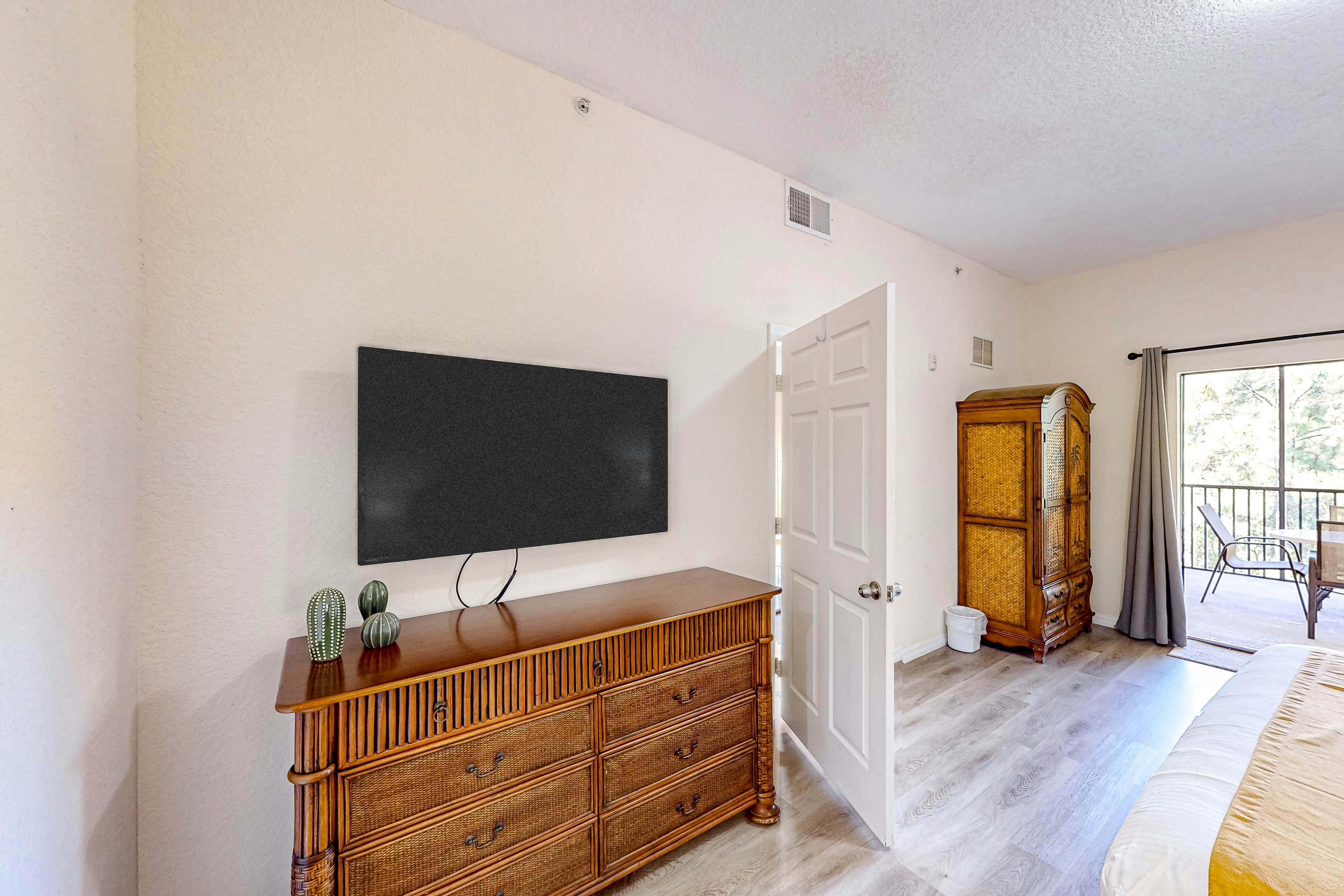 4th Floor Condo w/ sauna, gym, shared pools, balcony, hot tub, near theme parks