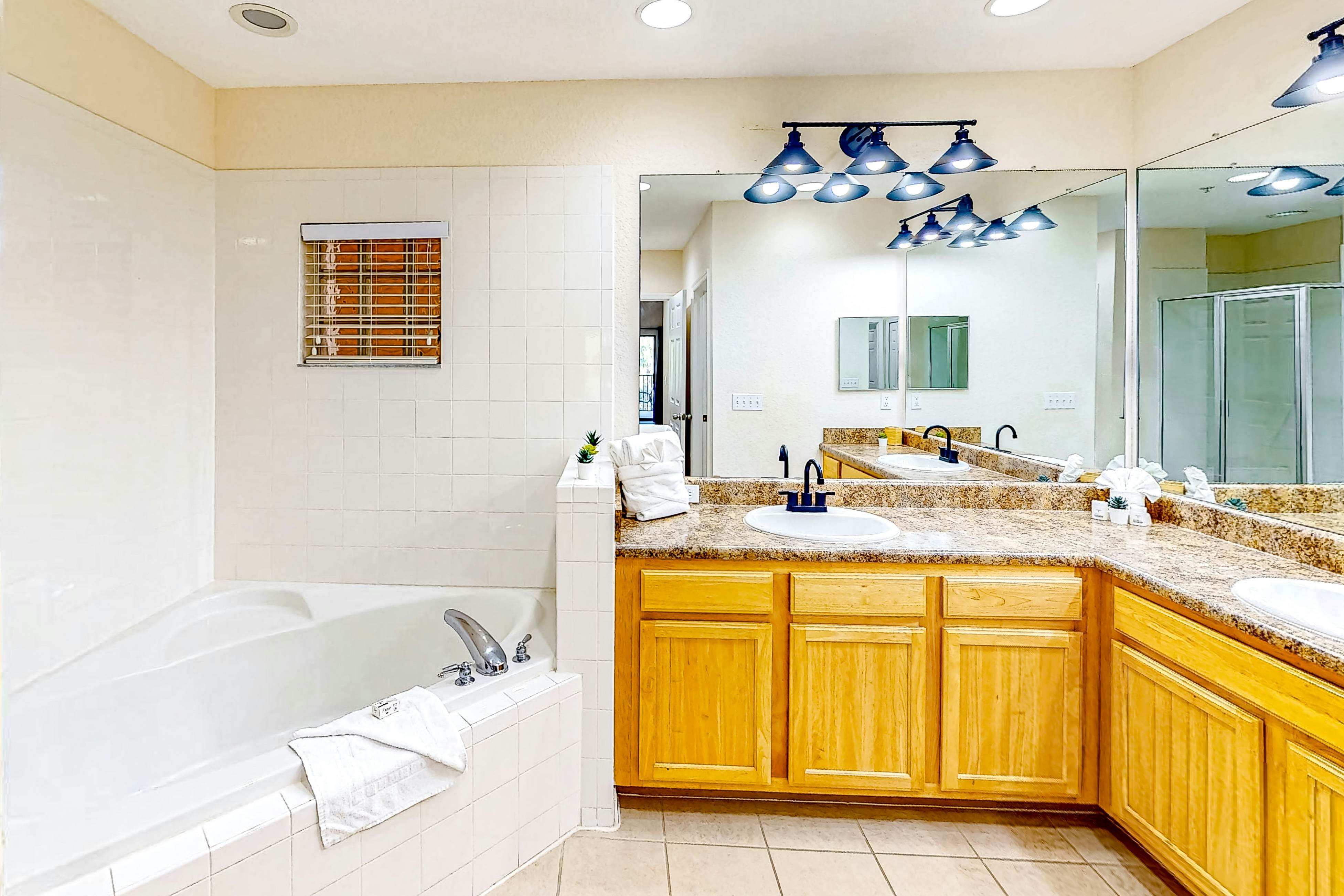 4th Floor Condo w/ sauna, gym, shared pools, balcony, hot tub, near theme parks