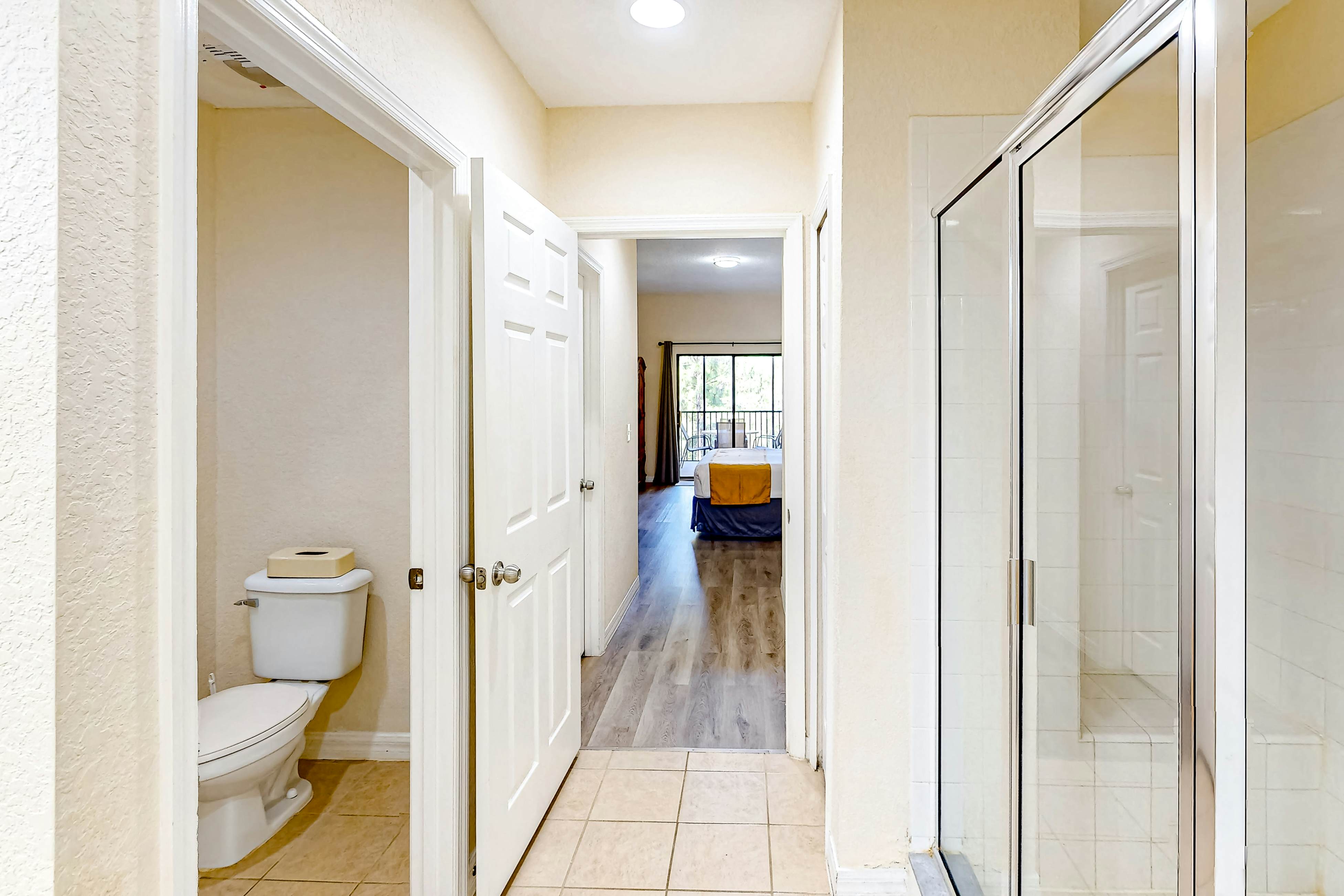 4th Floor Condo w/ sauna, gym, shared pools, balcony, hot tub, near theme parks