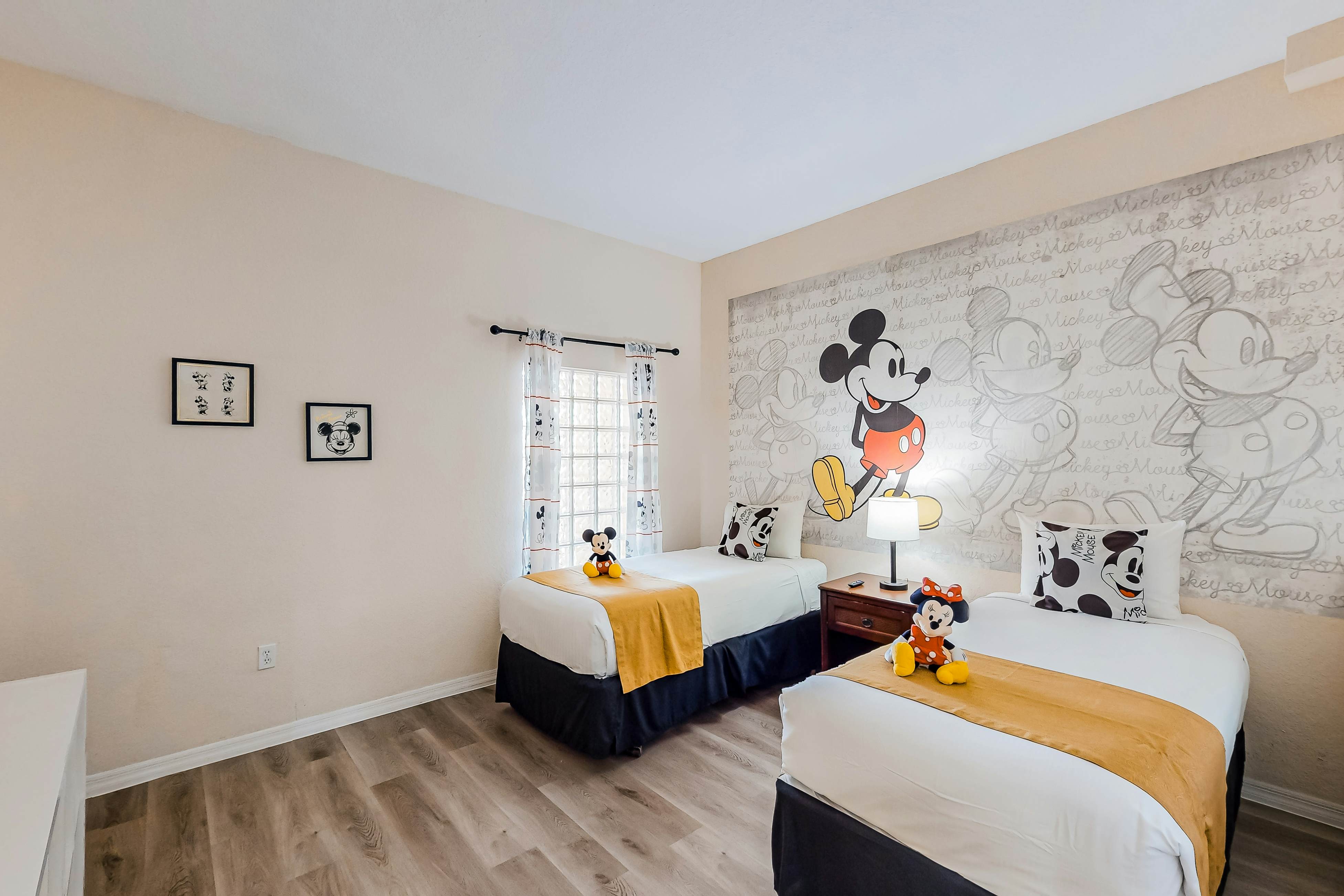 4th Floor Condo w/ sauna, gym, shared pools, balcony, hot tub, near theme parks