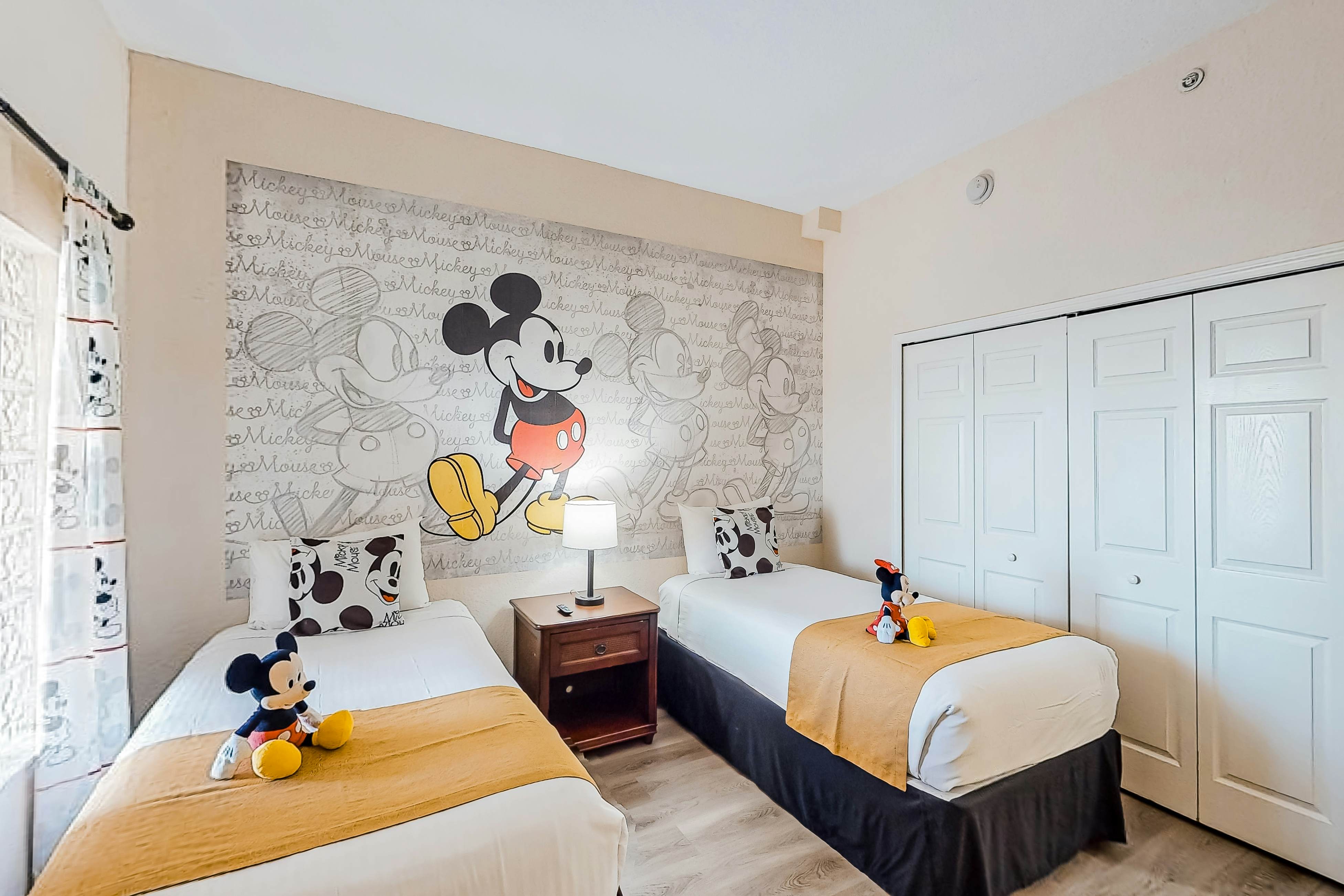 4th Floor Condo w/ sauna, gym, shared pools, balcony, hot tub, near theme parks