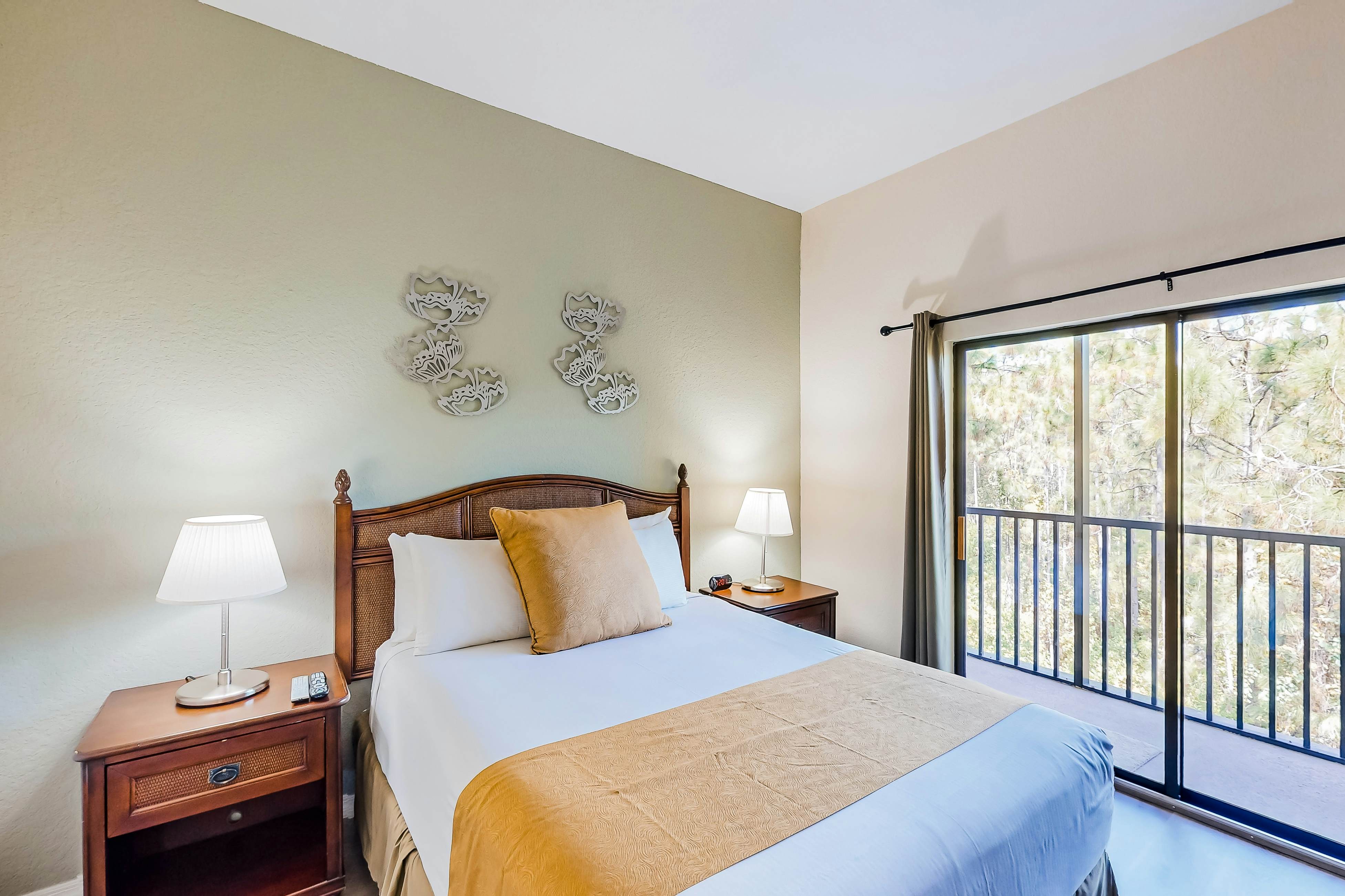 4th Floor Condo w/ sauna, gym, shared pools, balcony, hot tub, near theme parks