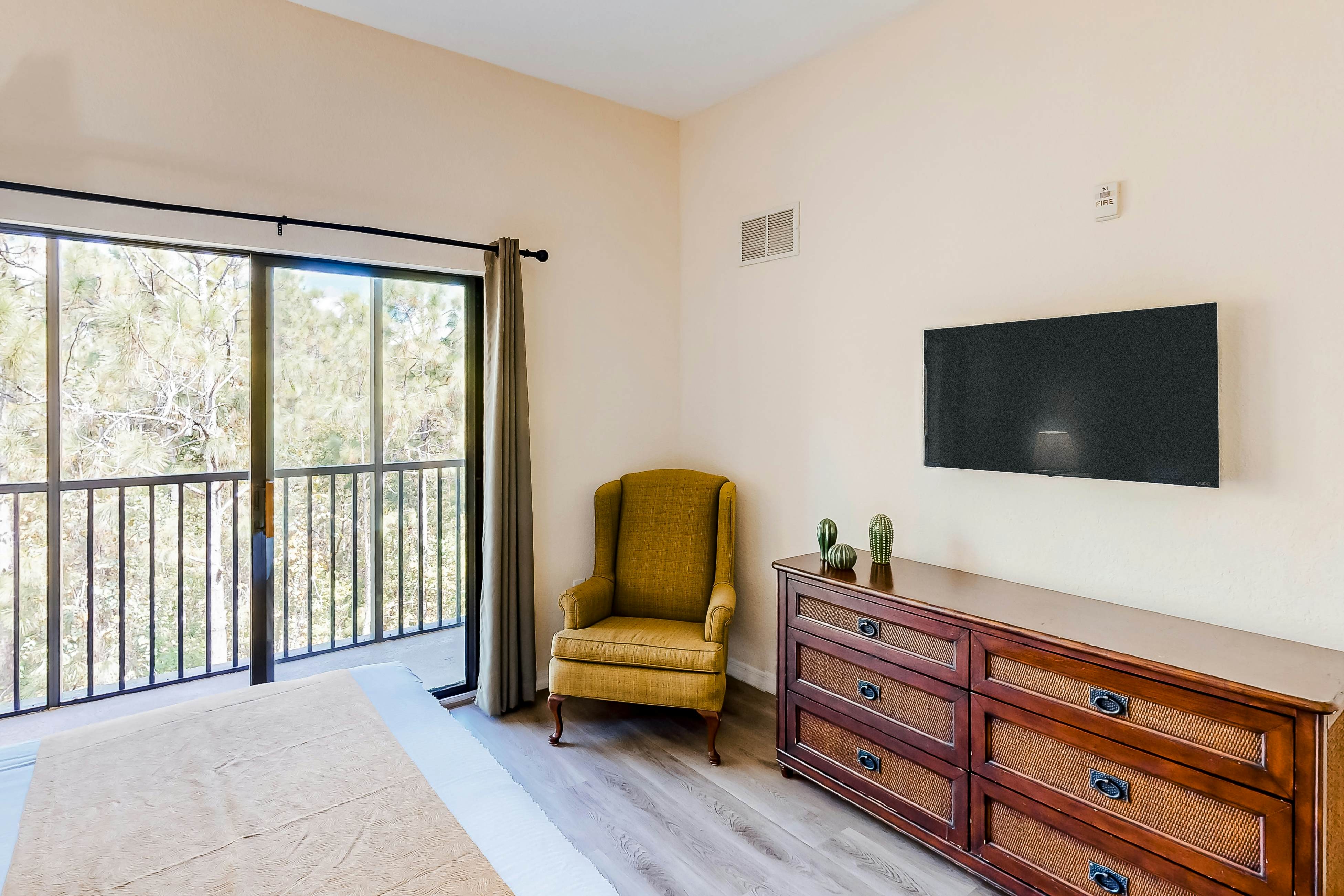 4th Floor Condo w/ sauna, gym, shared pools, balcony, hot tub, near theme parks