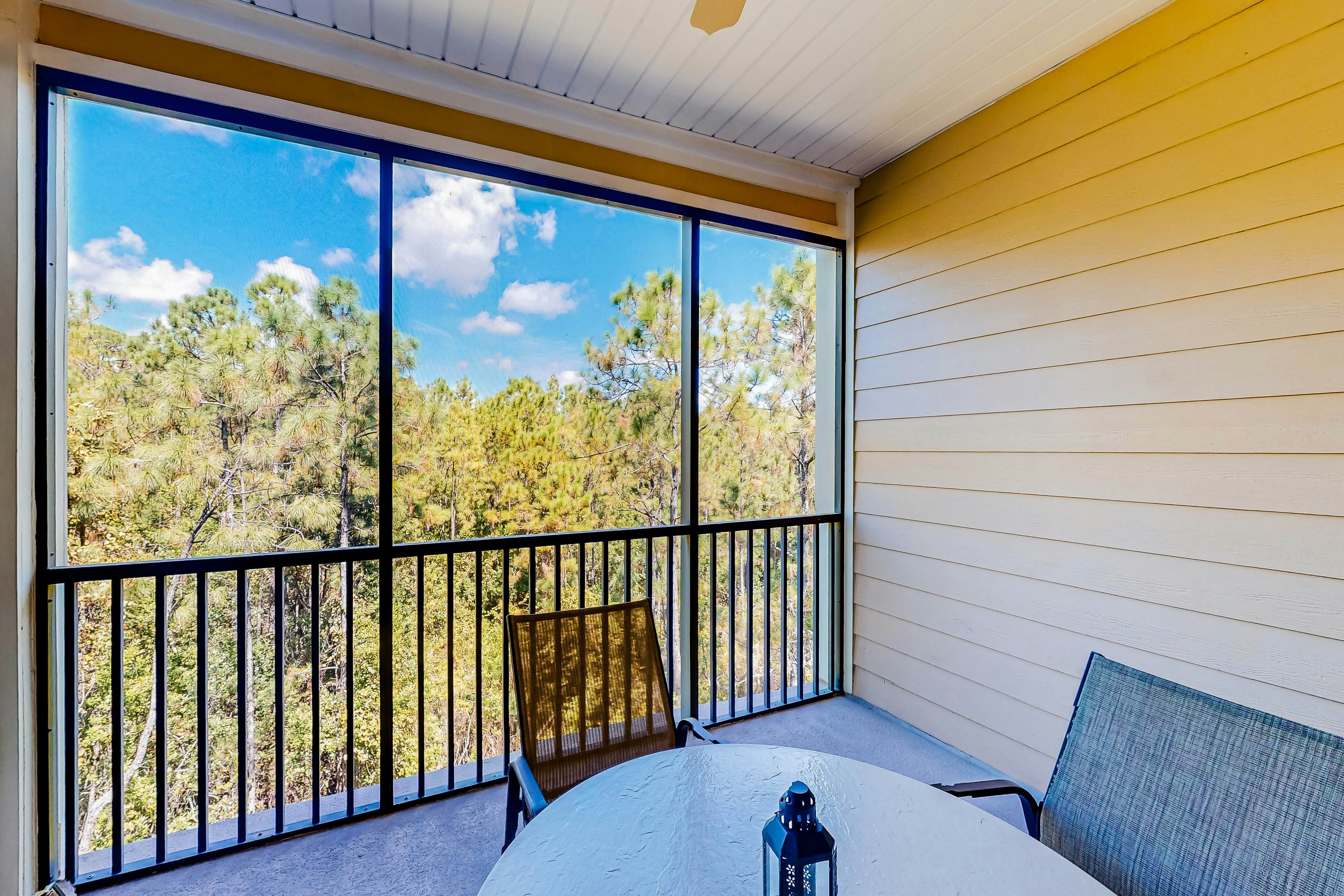 4th Floor Condo w/ sauna, gym, shared pools, balcony, hot tub, near theme parks