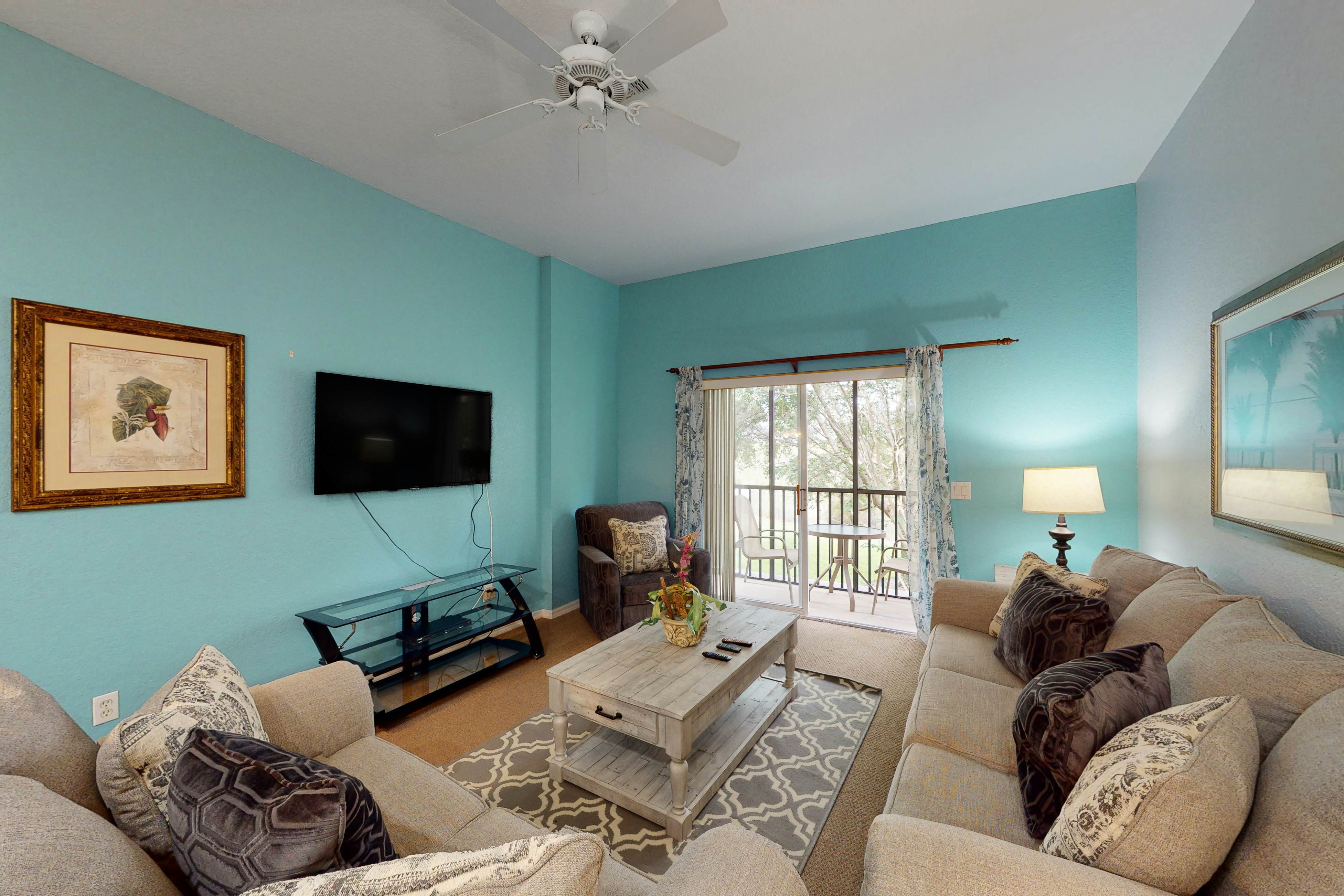 Snowbird-friendly home with hot tub, heated pool, tennis court, grills & beach