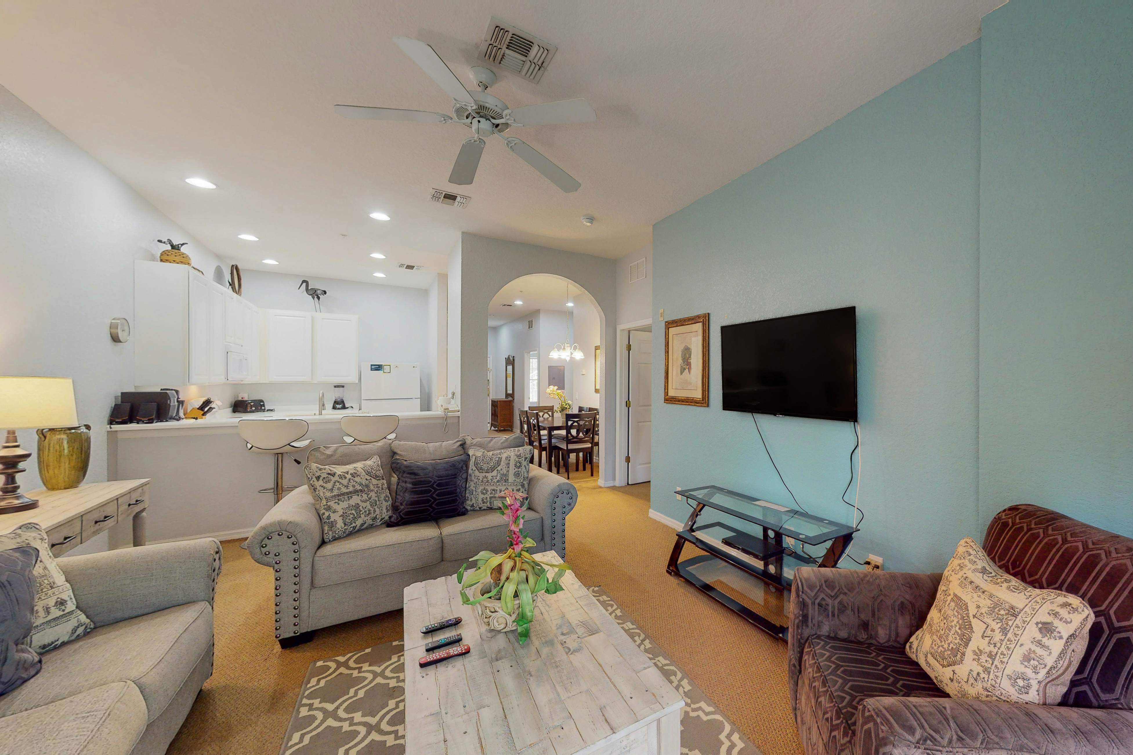 Snowbird-friendly home with hot tub, heated pool, tennis court, grills & beach