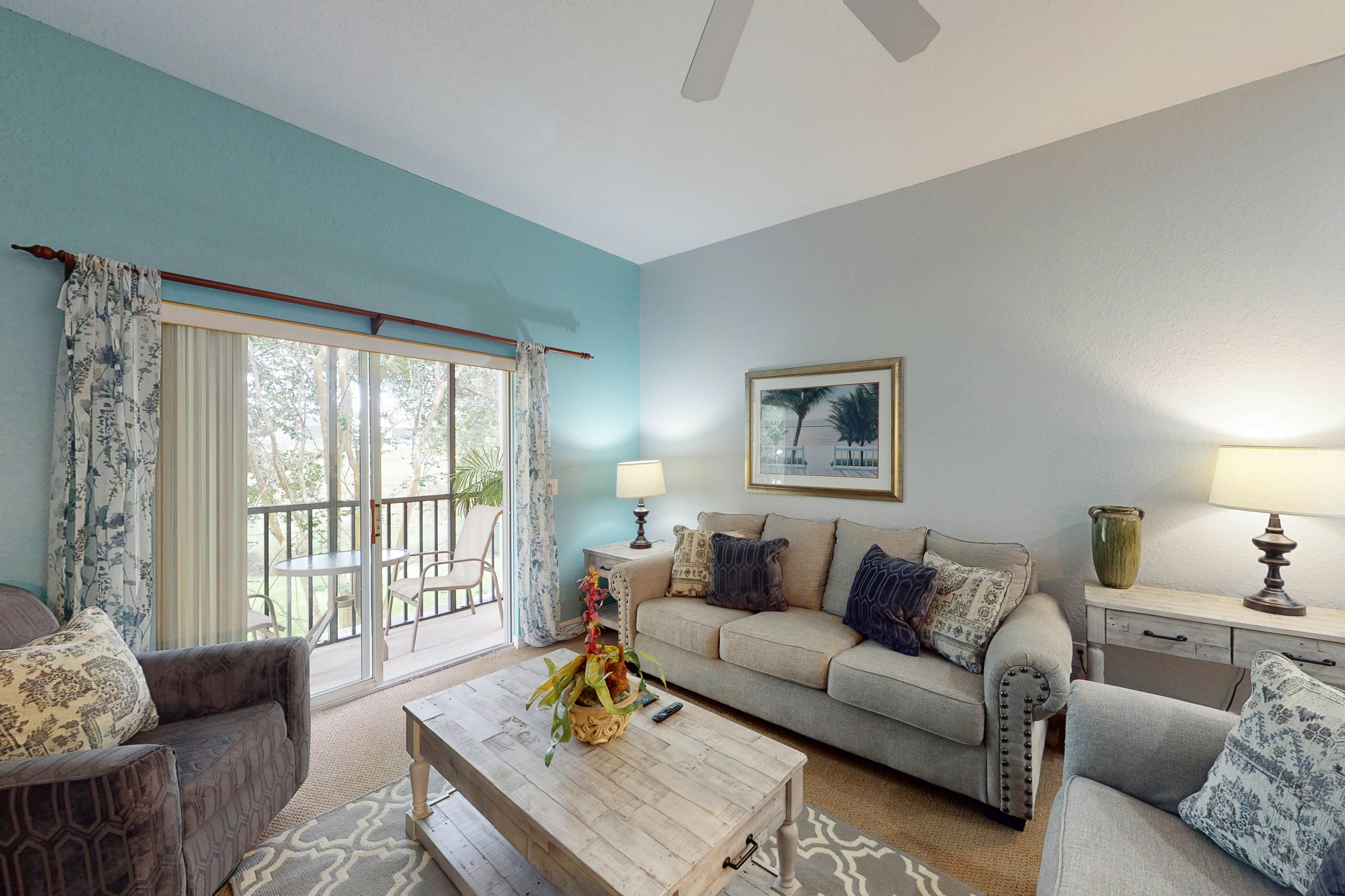 Snowbird-friendly home with hot tub, heated pool, tennis court, grills & beach