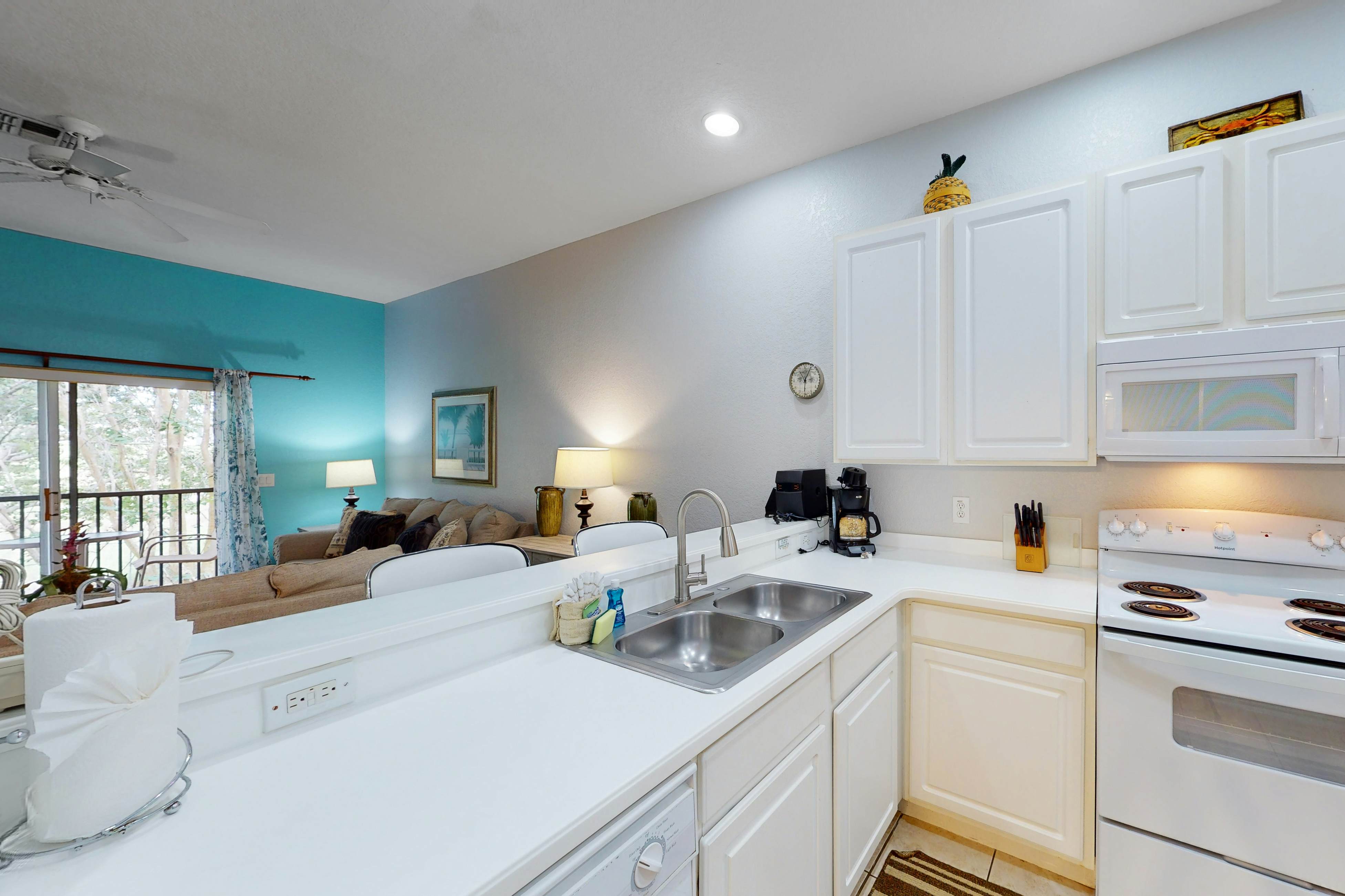 Snowbird-friendly home with hot tub, heated pool, tennis court, grills & beach