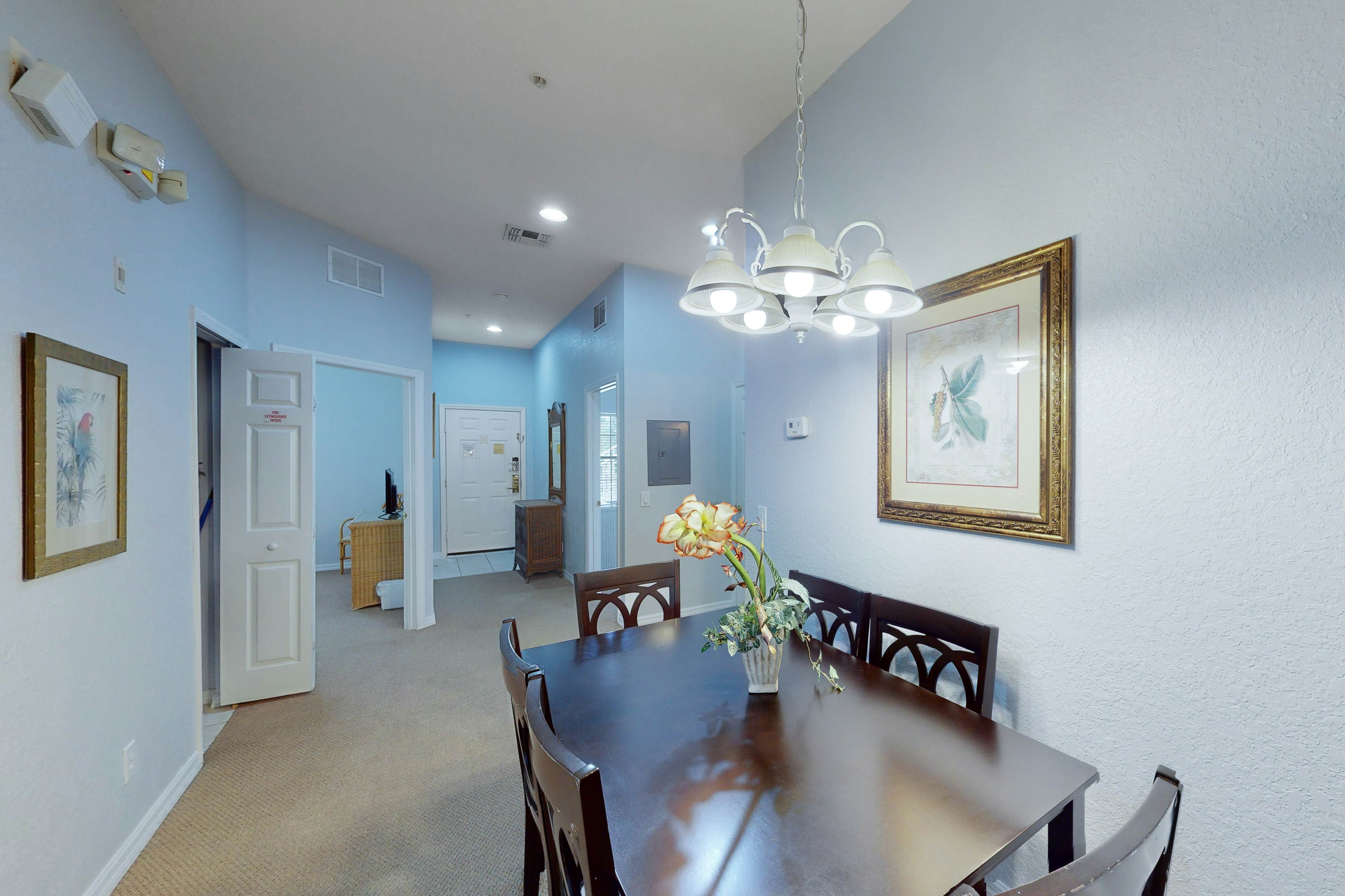 Snowbird-friendly home with hot tub, heated pool, tennis court, grills & beach