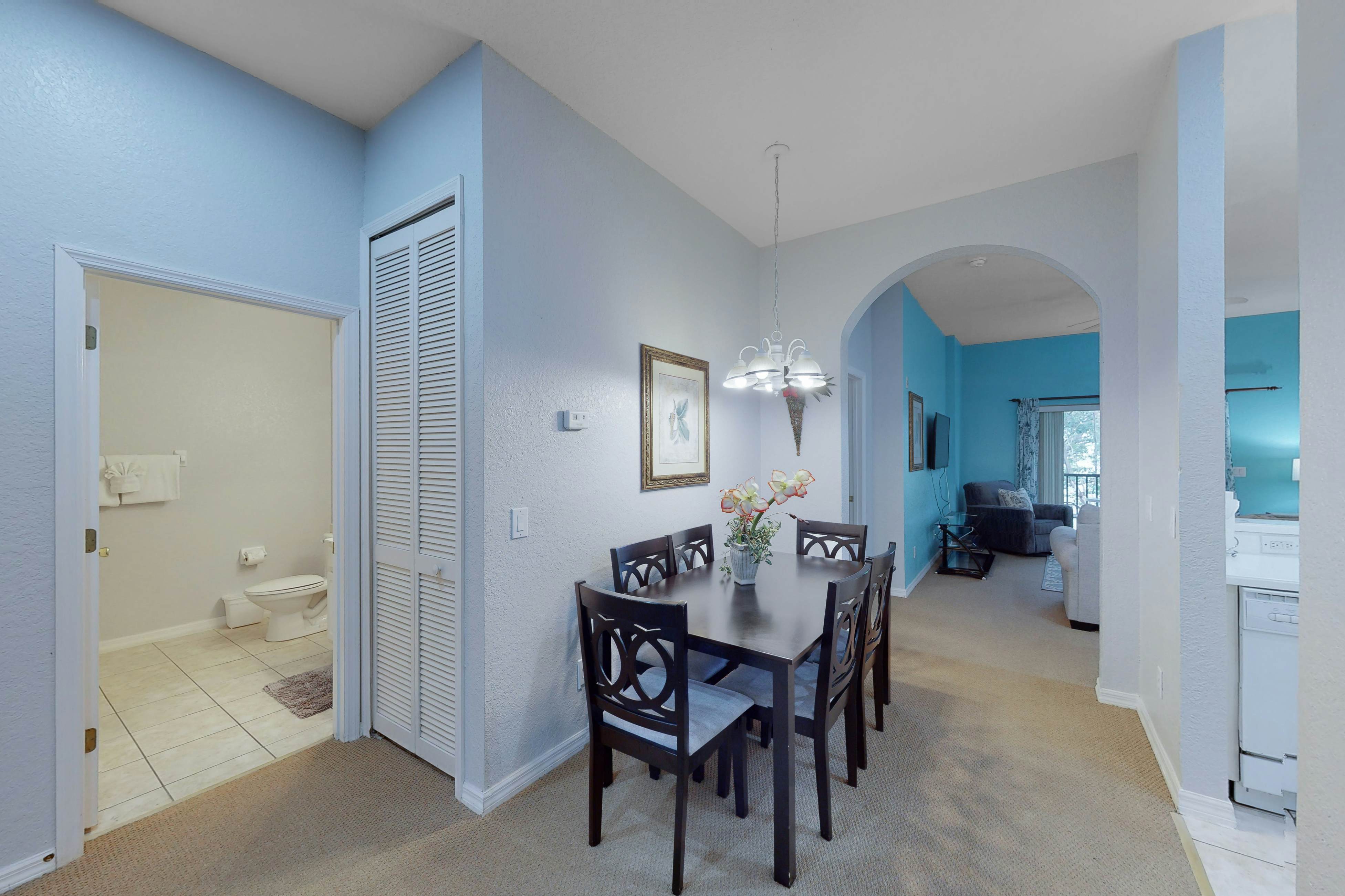 Snowbird-friendly home with hot tub, heated pool, tennis court, grills & beach