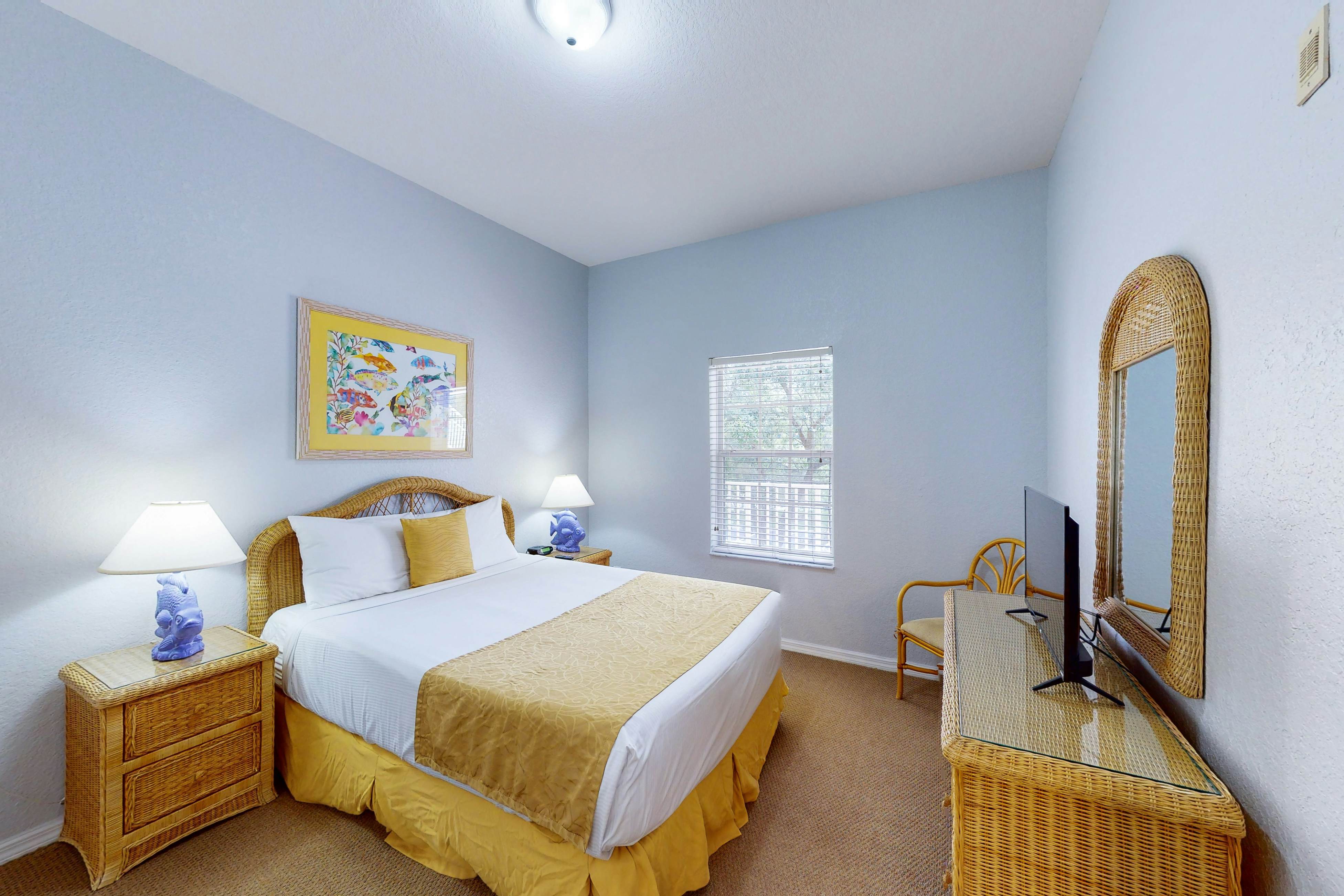 Snowbird-friendly home with hot tub, heated pool, tennis court, grills & beach