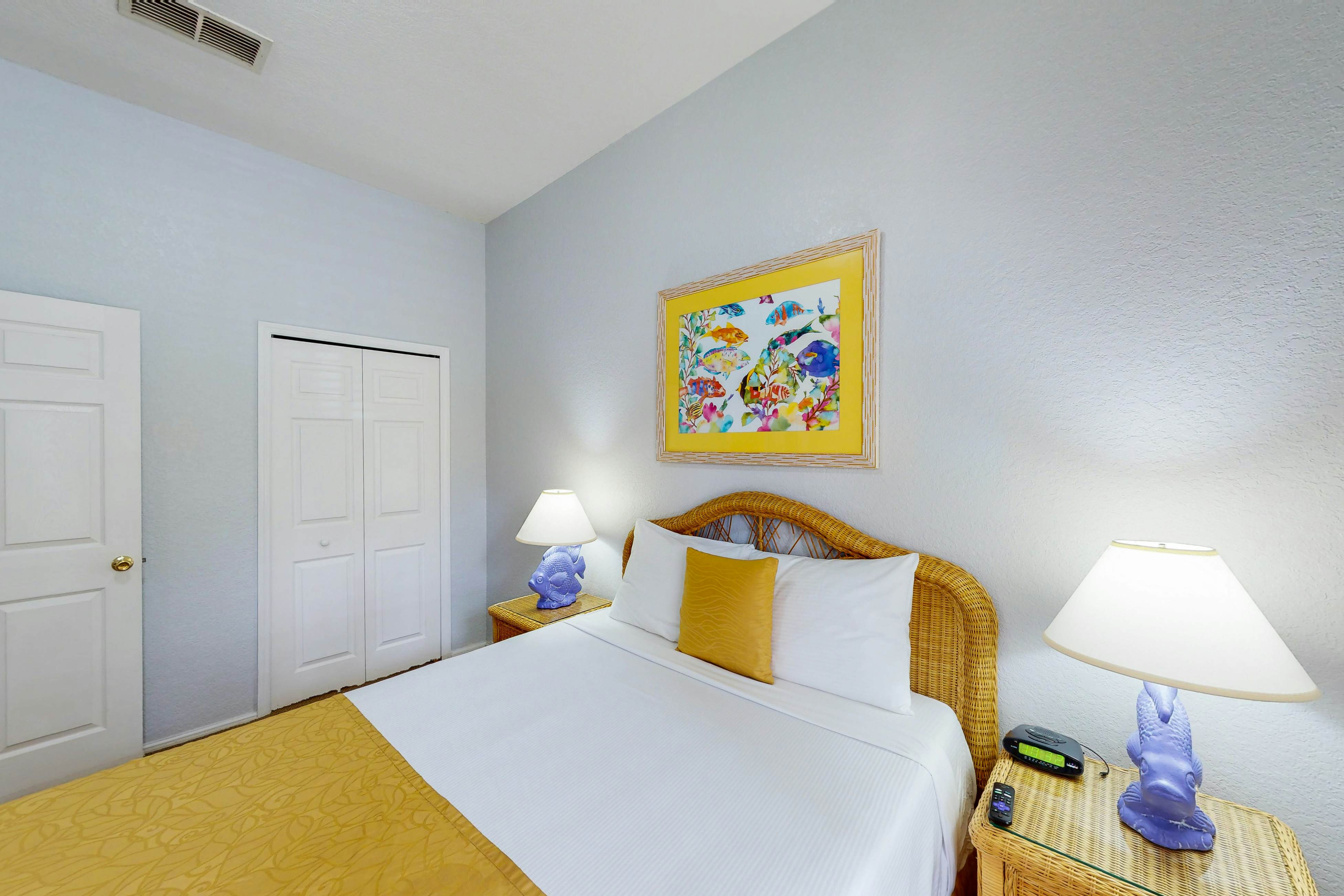 Snowbird-friendly home with hot tub, heated pool, tennis court, grills & beach