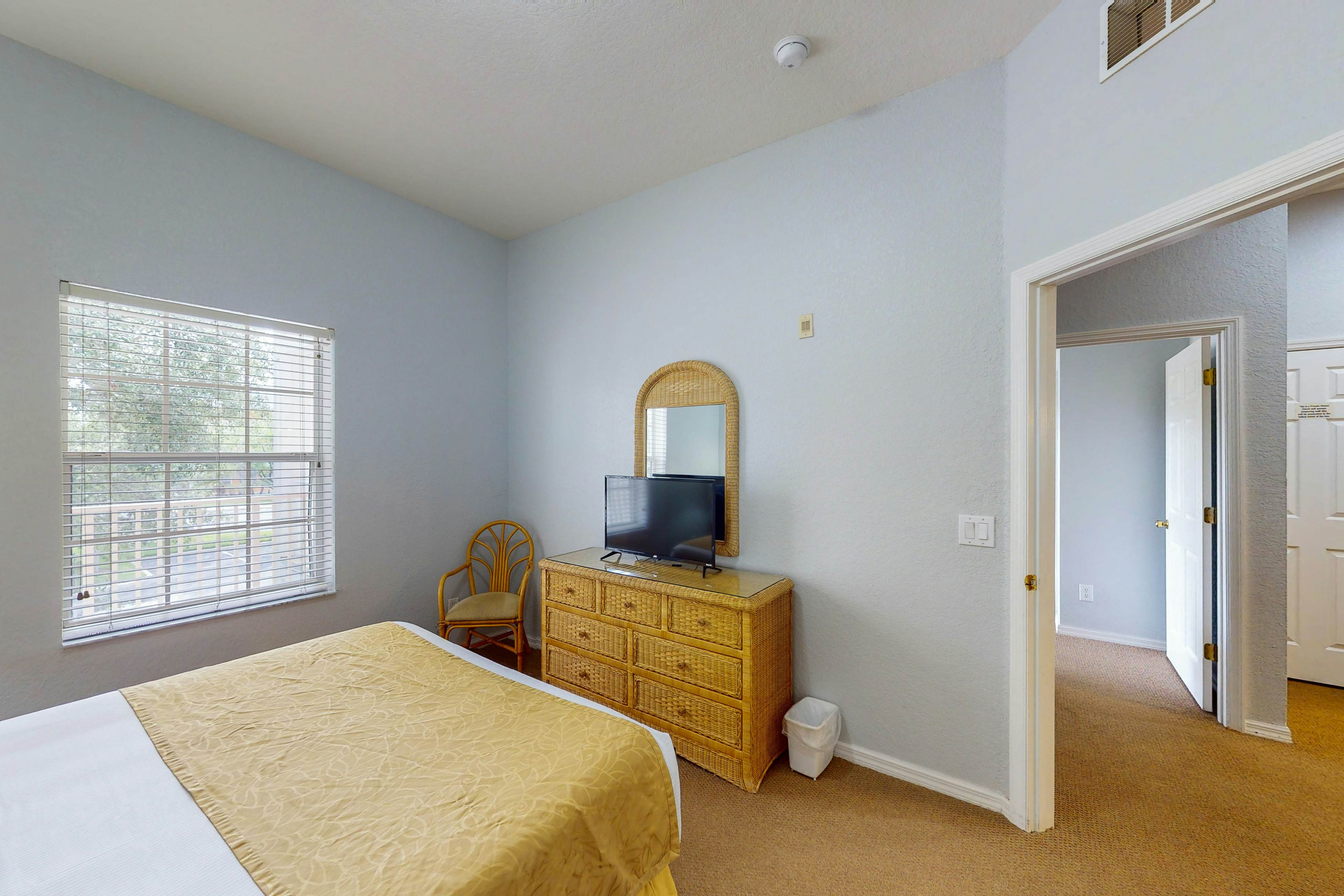 Snowbird-friendly home with hot tub, heated pool, tennis court, grills & beach