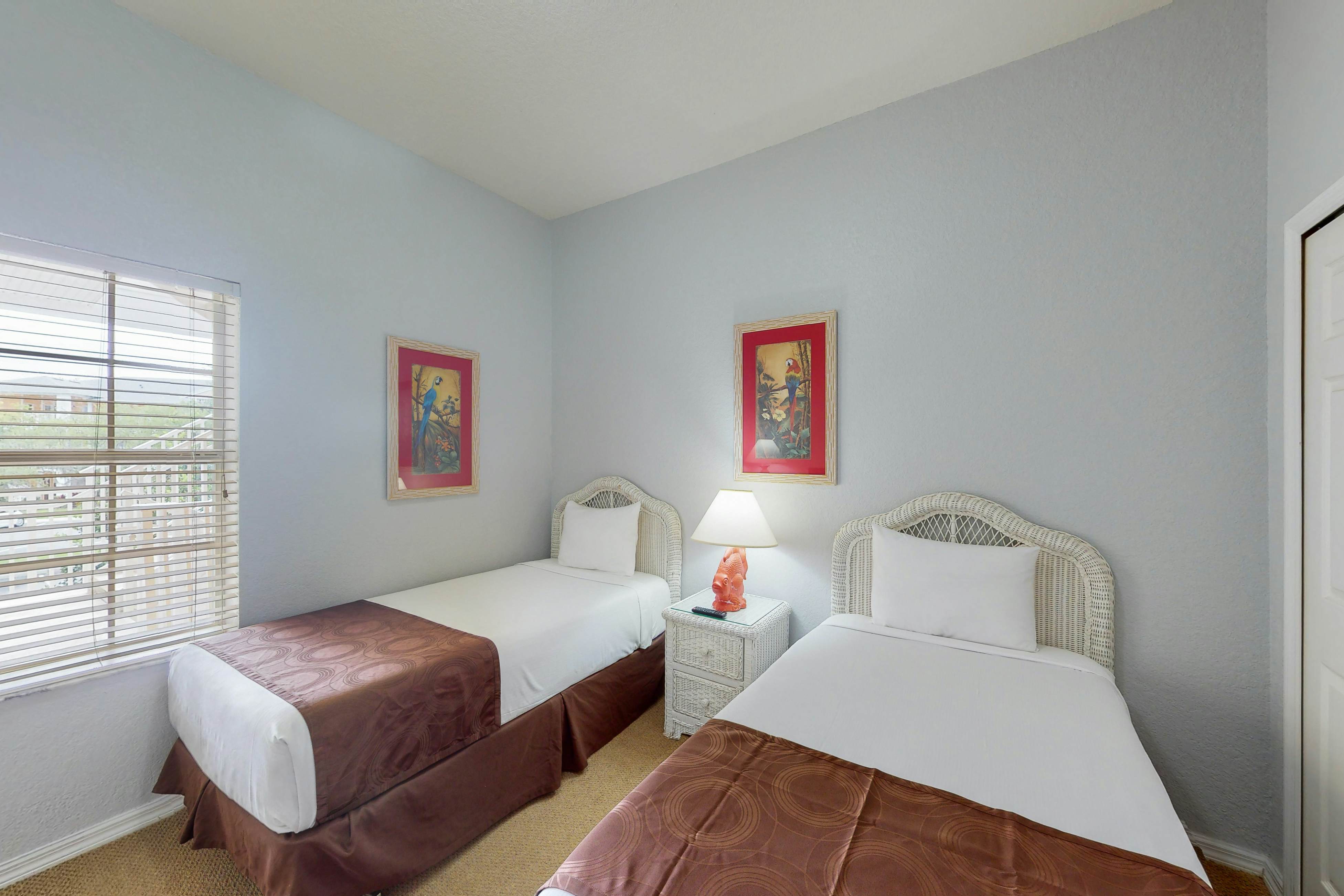 Snowbird-friendly home with hot tub, heated pool, tennis court, grills & beach