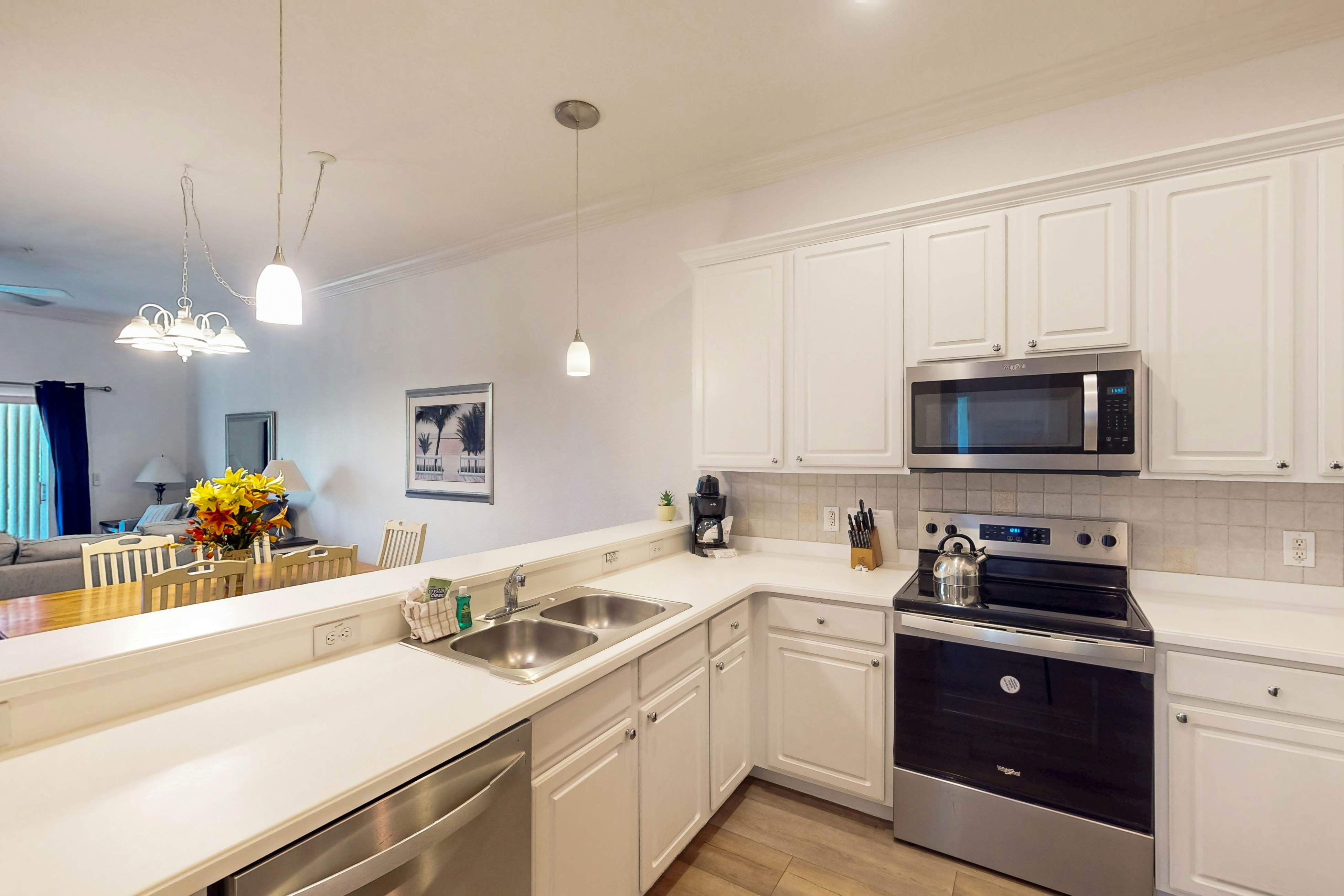 2nd-Floor Comfortable Condo w/ Shared Pools, Hot Tub, High-Speed WiFi, & A/C