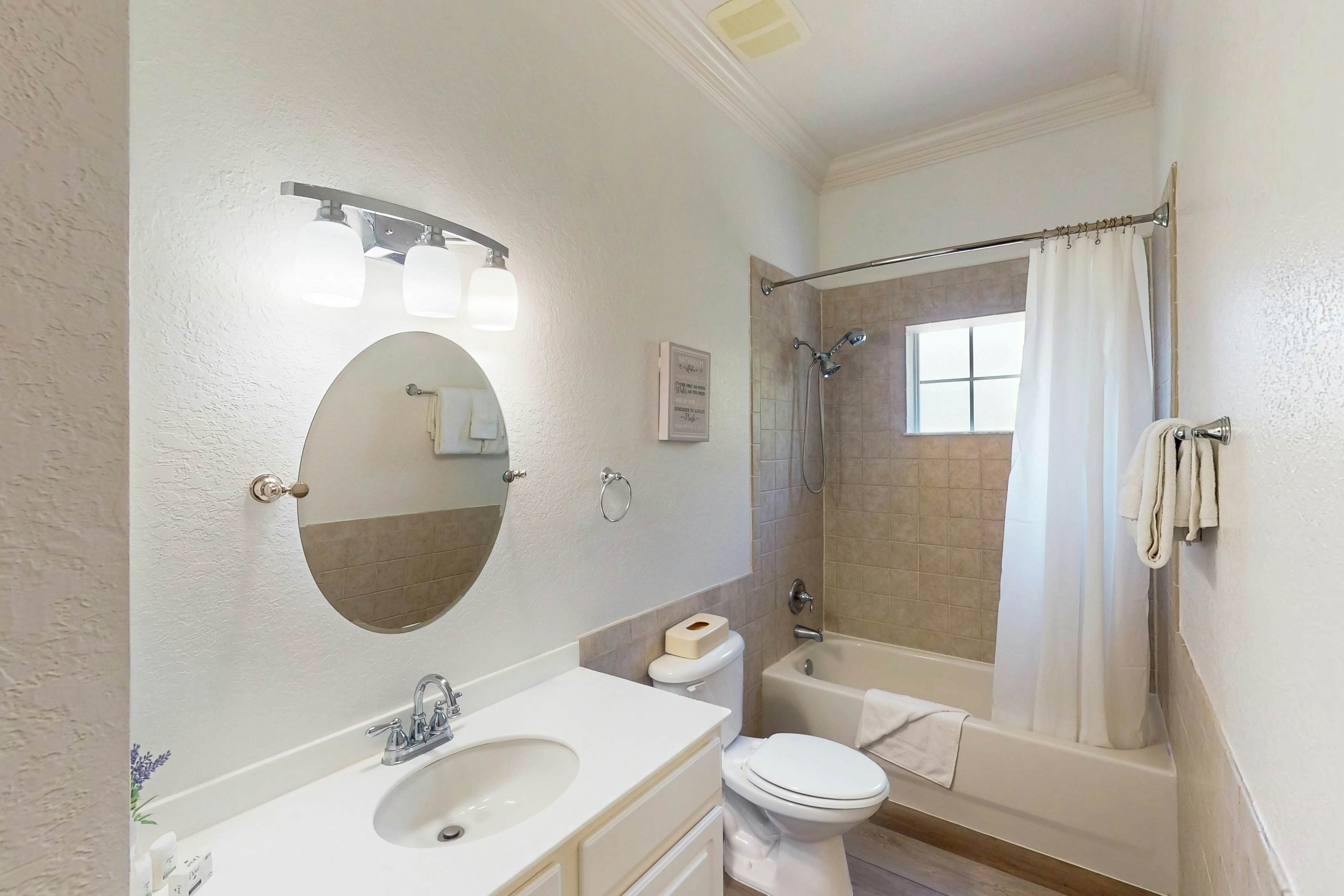 2nd-Floor Comfortable Condo w/ Shared Pools, Hot Tub, High-Speed WiFi, & A/C