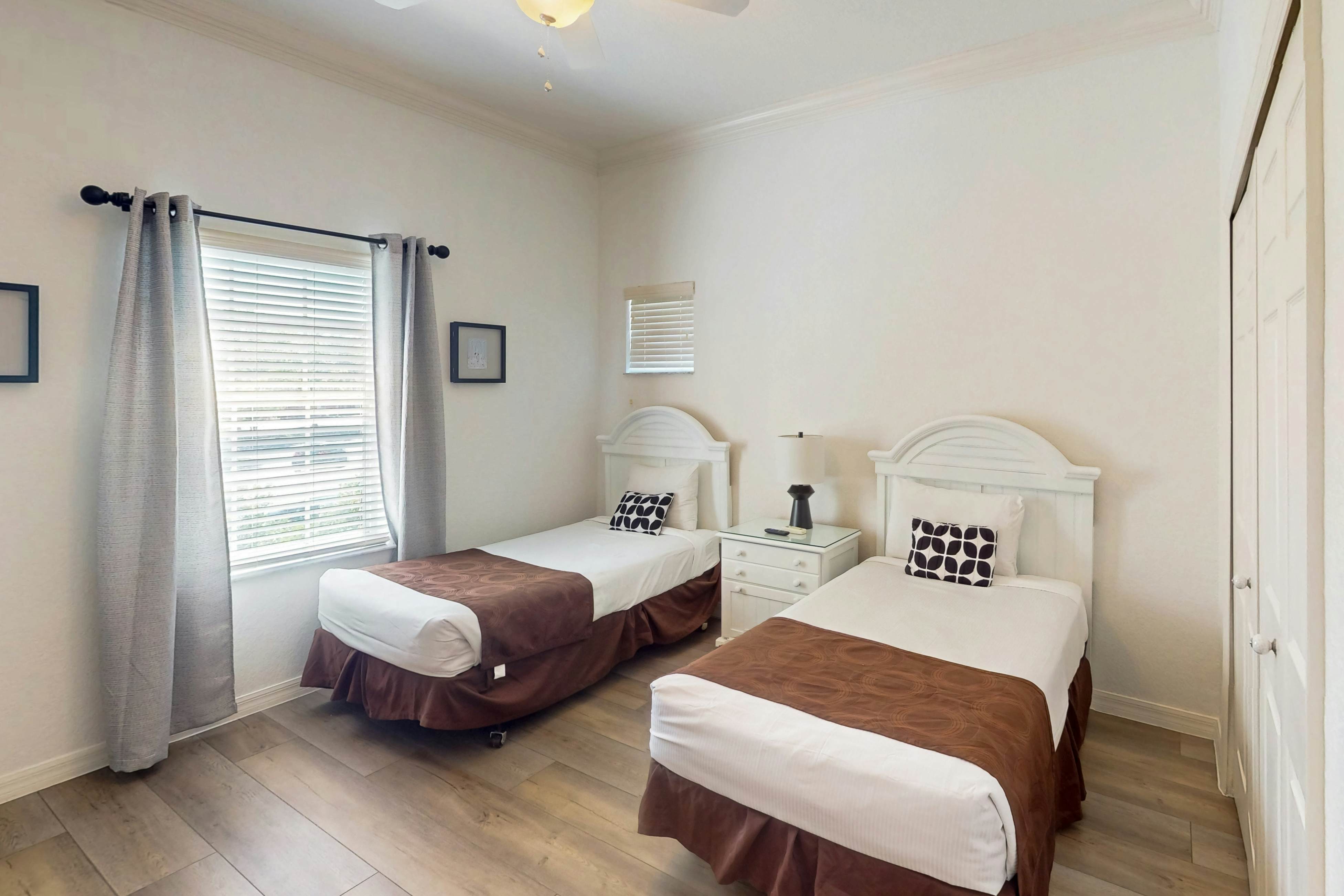 2nd-Floor Comfortable Condo w/ Shared Pools, Hot Tub, High-Speed WiFi, & A/C