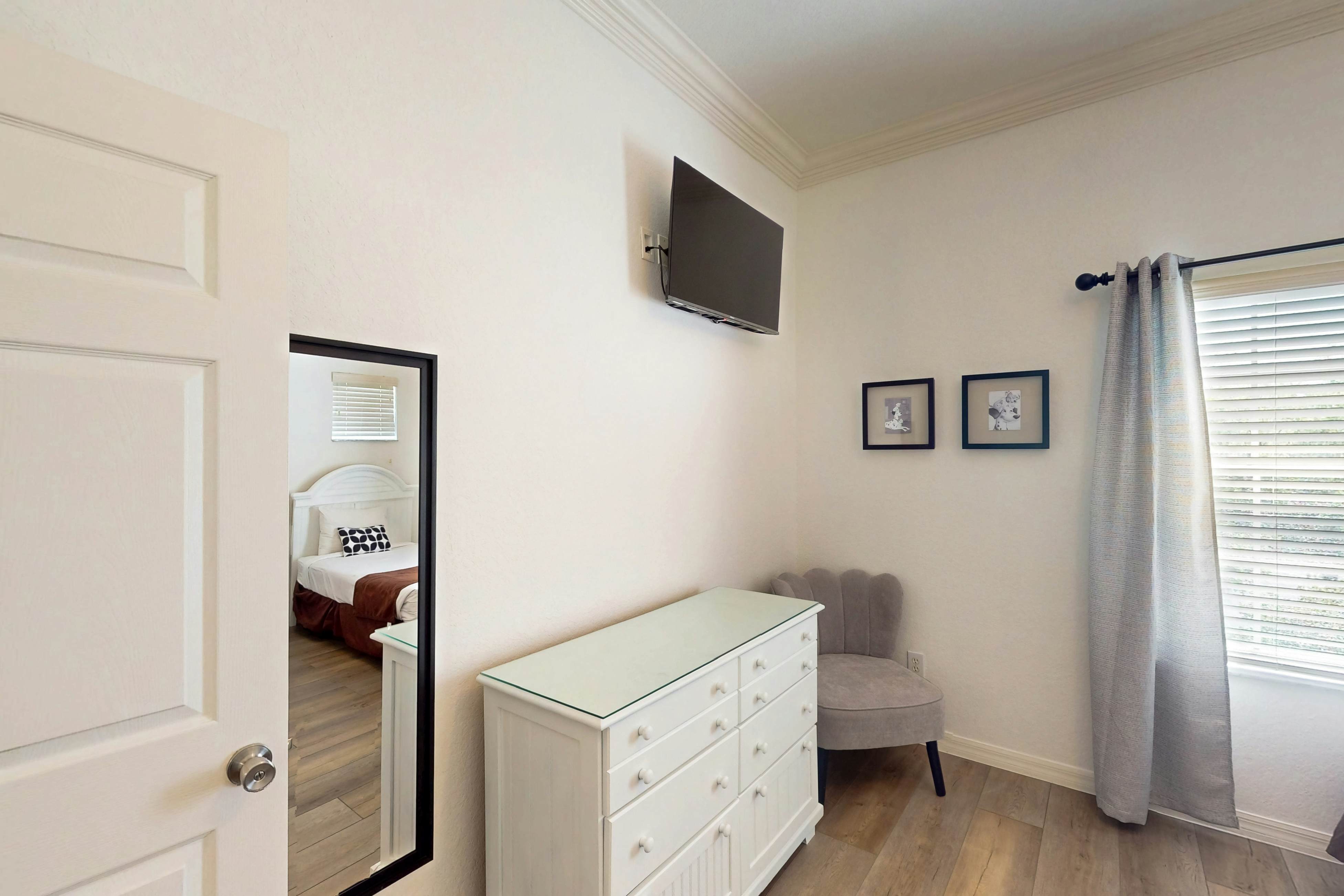 2nd-Floor Comfortable Condo w/ Shared Pools, Hot Tub, High-Speed WiFi, & A/C