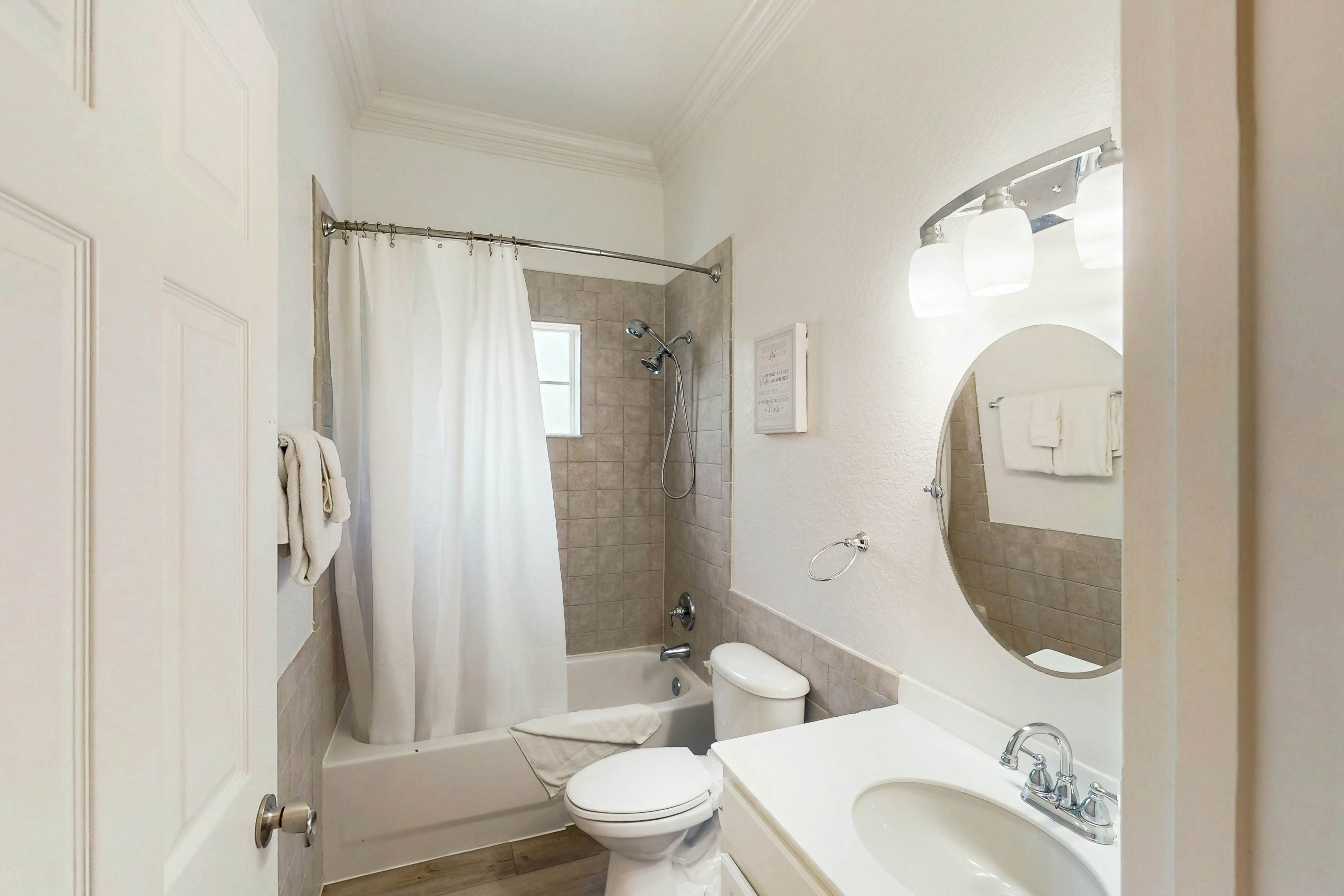 2nd-Floor Comfortable Condo w/ Shared Pools, Hot Tub, High-Speed WiFi, & A/C