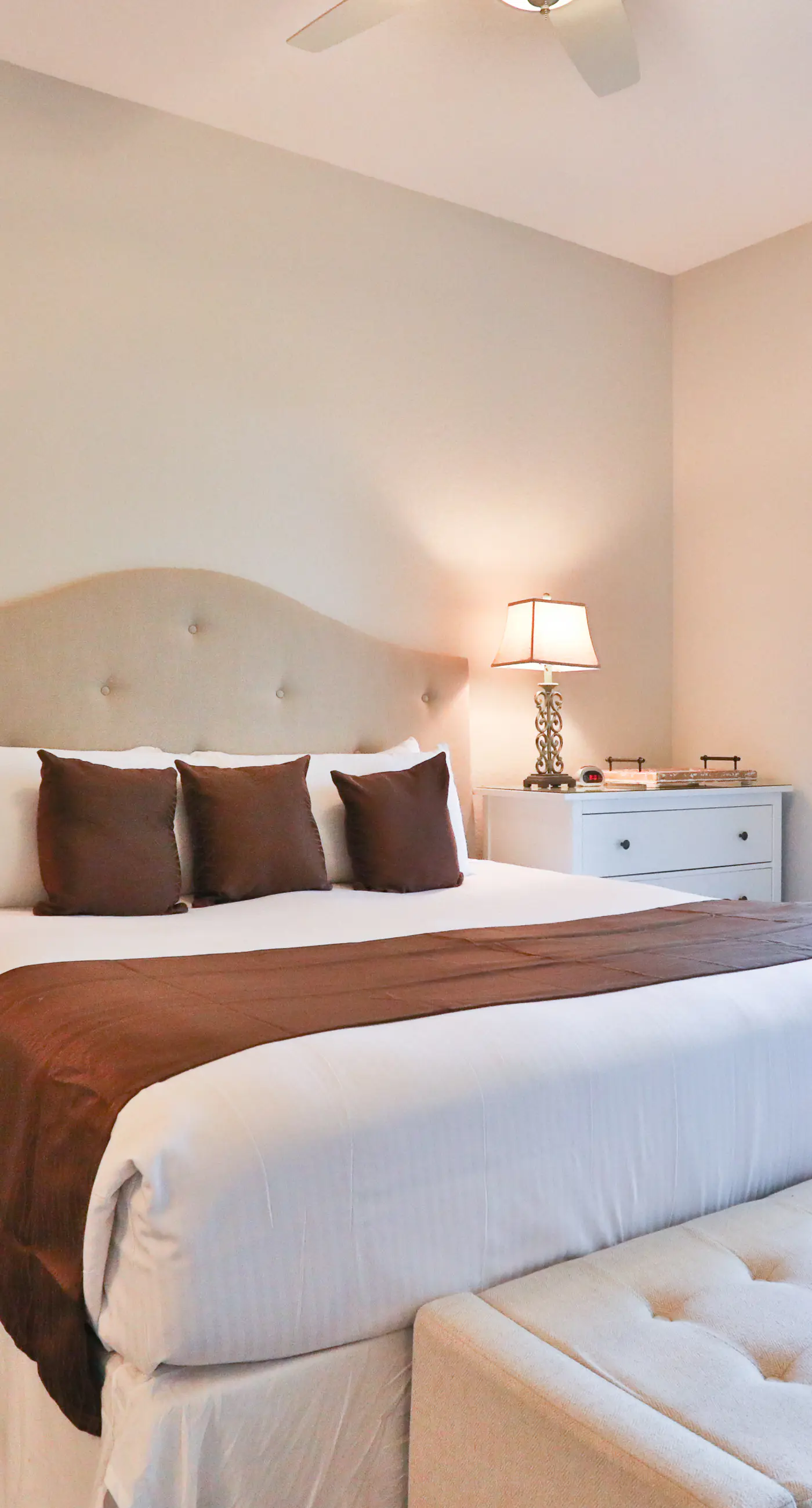 Exclusive 3BR with lakeview & 4 pools