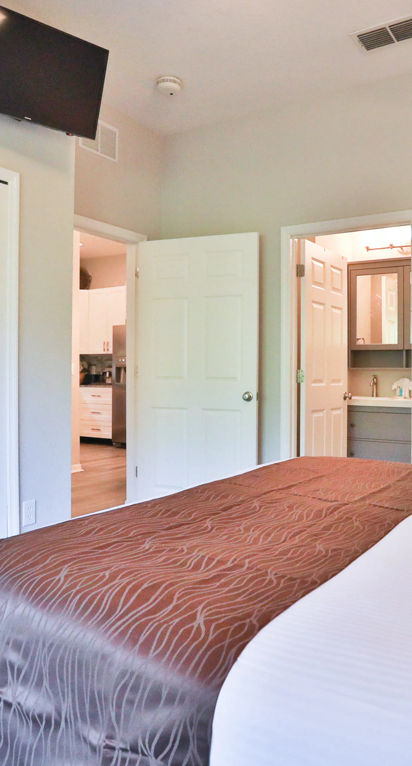 Exclusive 3BR with lakeview & 4 pools
